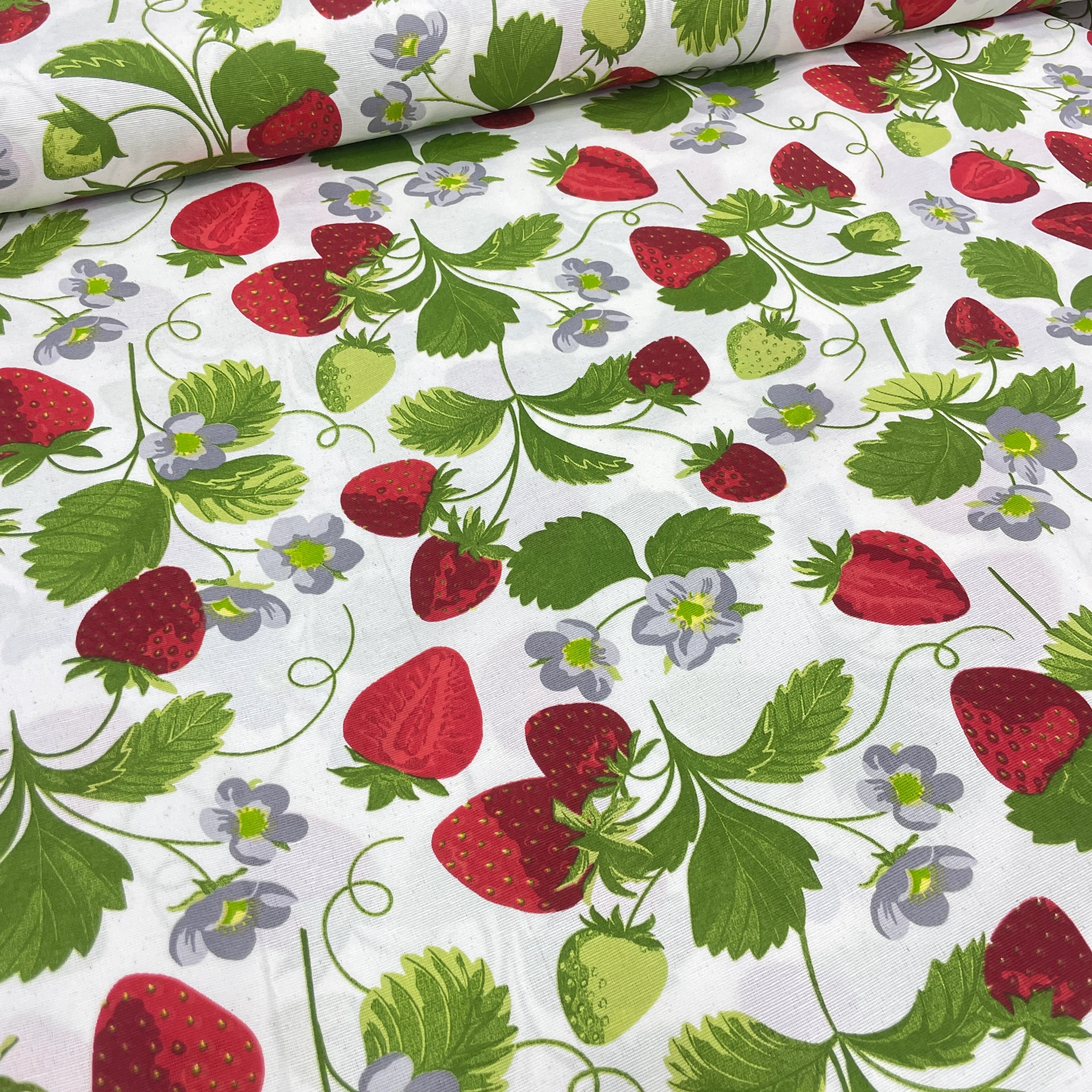 Çilek Desenli Duck Keten Kumaş – Döşemelik, Perdelik ve Masa Örtülük Kumaş