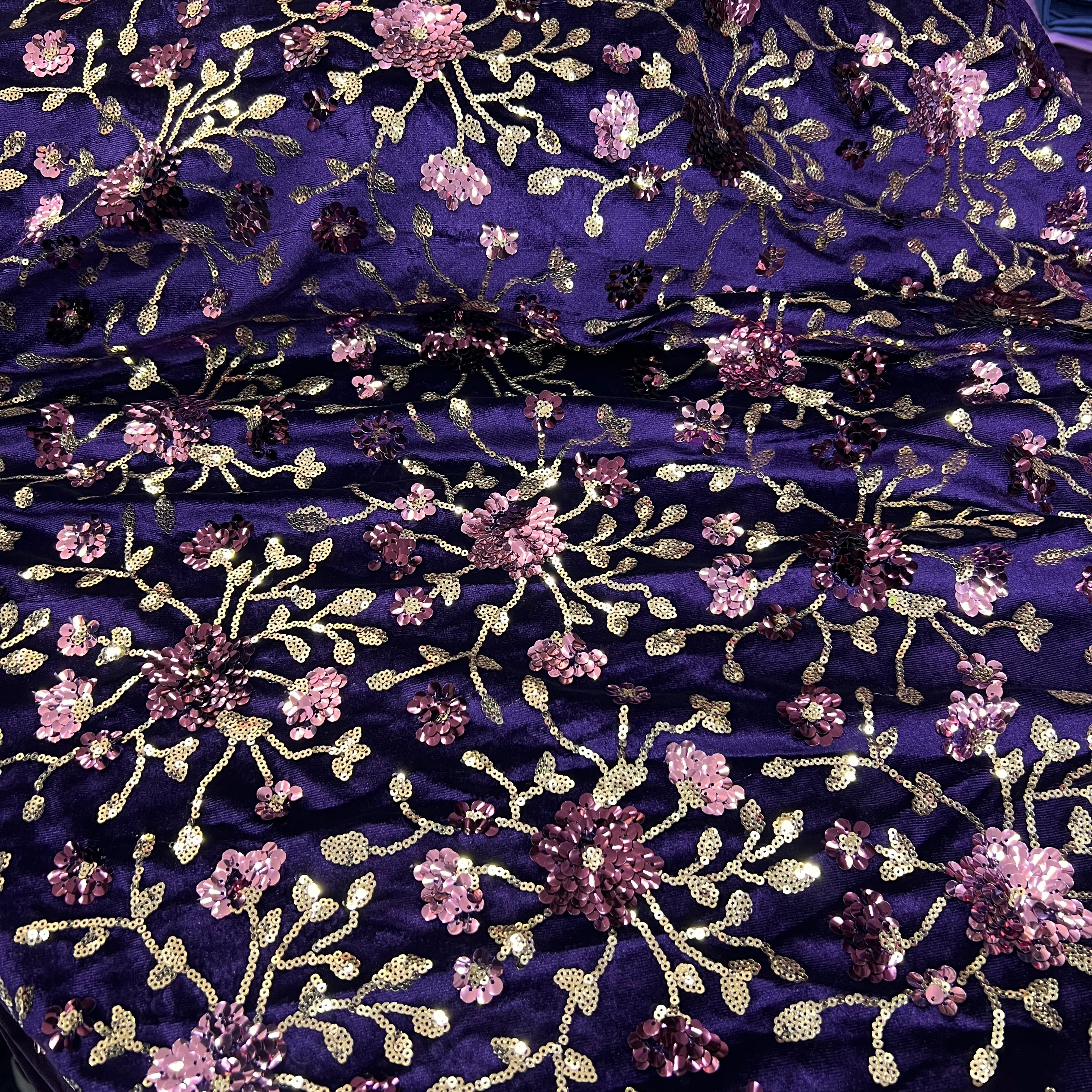 Mor Nakışlı İşlemeli İpek Kadife Kumaş