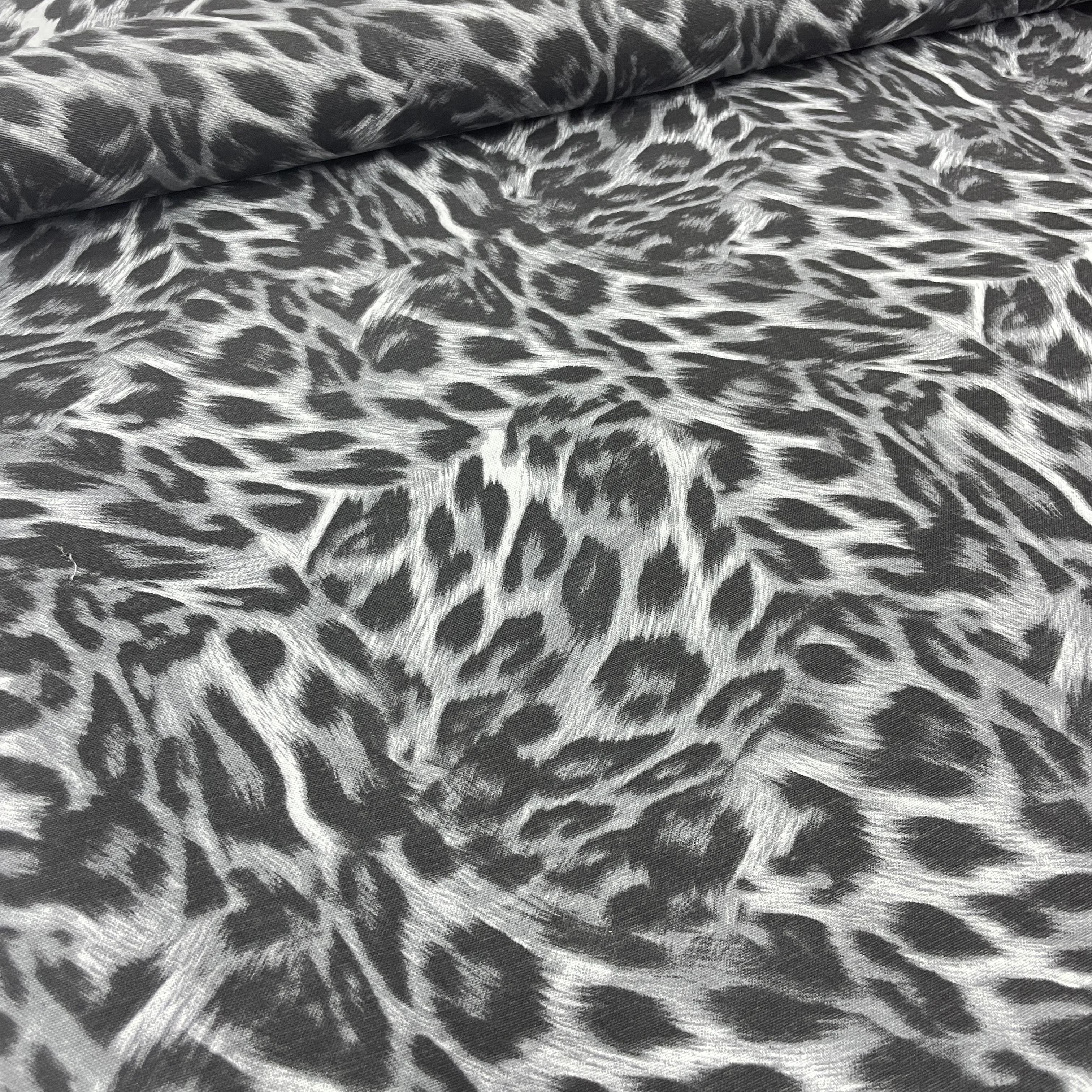 Gri Leopar Desenli Duck Keten Kumaş – Döşemelik, Perdelik ve Masa Örtülük Kumaş