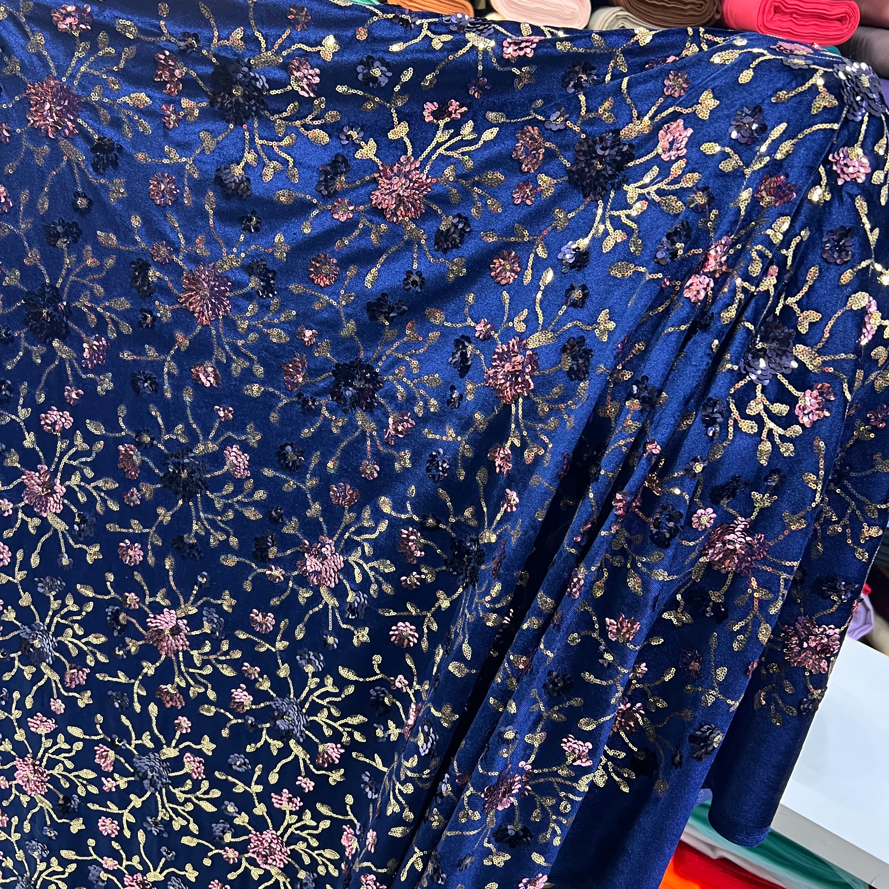 Saks Mavi Nakışlı İşlemeli İpek Kadife Kumaş