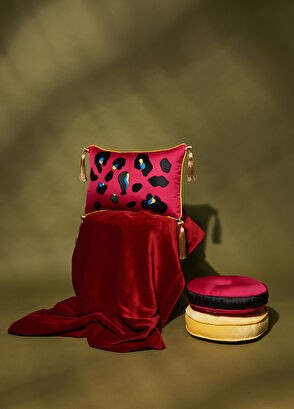 Leopar Pembe El Boyaması İpek Yastık