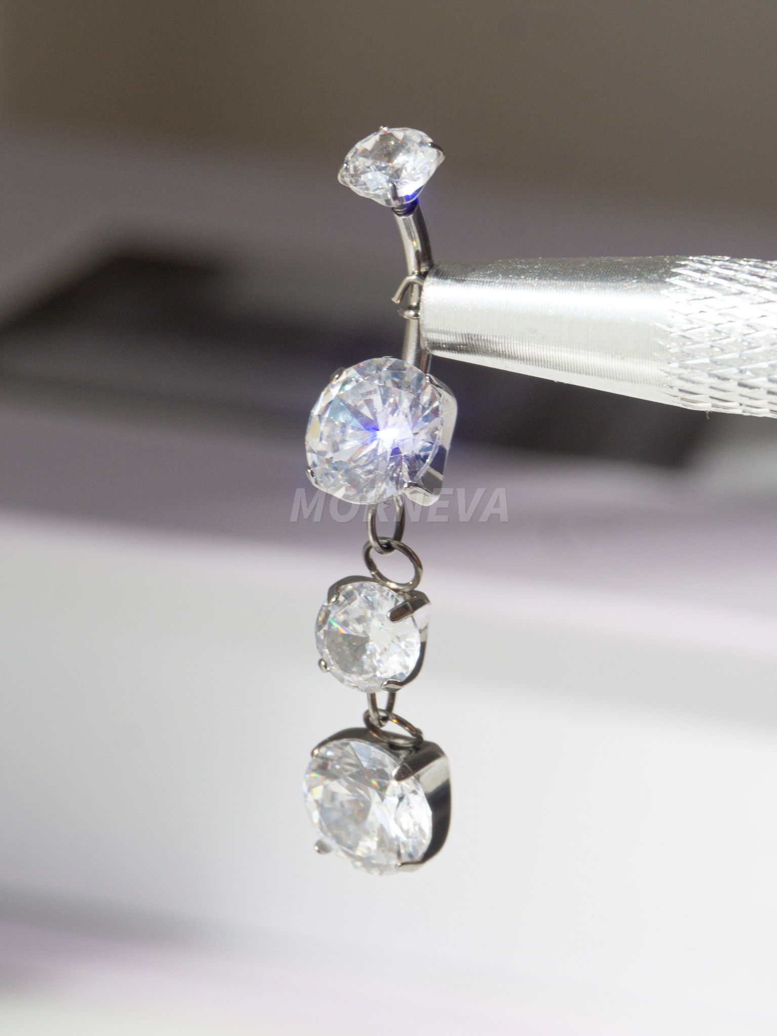 Titanyum Kristal Daire Taş Sallantılı Minimal Göbek Belly Piercingi