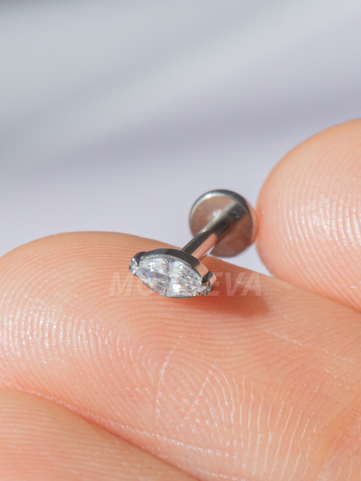 Titanyum Minik Badem Taşlı Kulak Dudak Labret Helix Conch Tragus Piercingi (1 Adet)