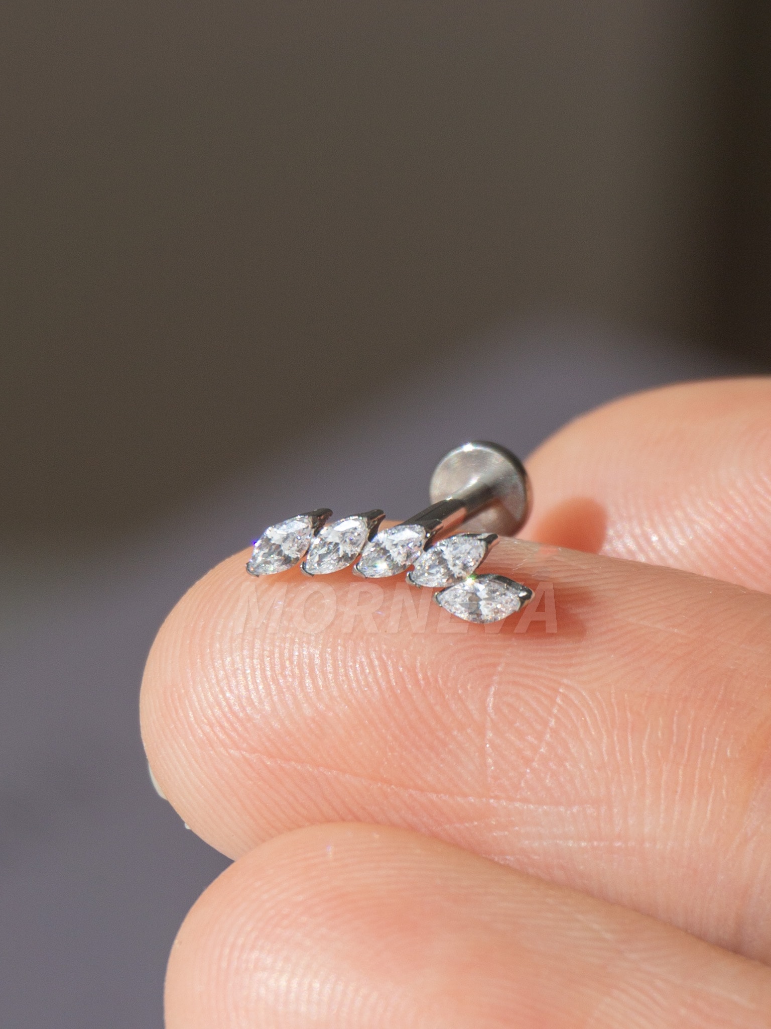 Titanyum Minimal Sıralı Badem Taşlar Kulak Tragus Helix Conch Piercingi (1 Adet) - Gümüş