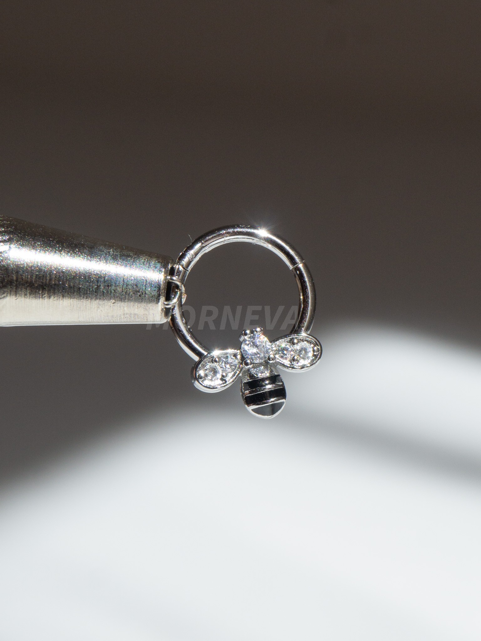 Cerrahi Çelik Arı Desenli Kilitli Halka Daith Septum Piercingi