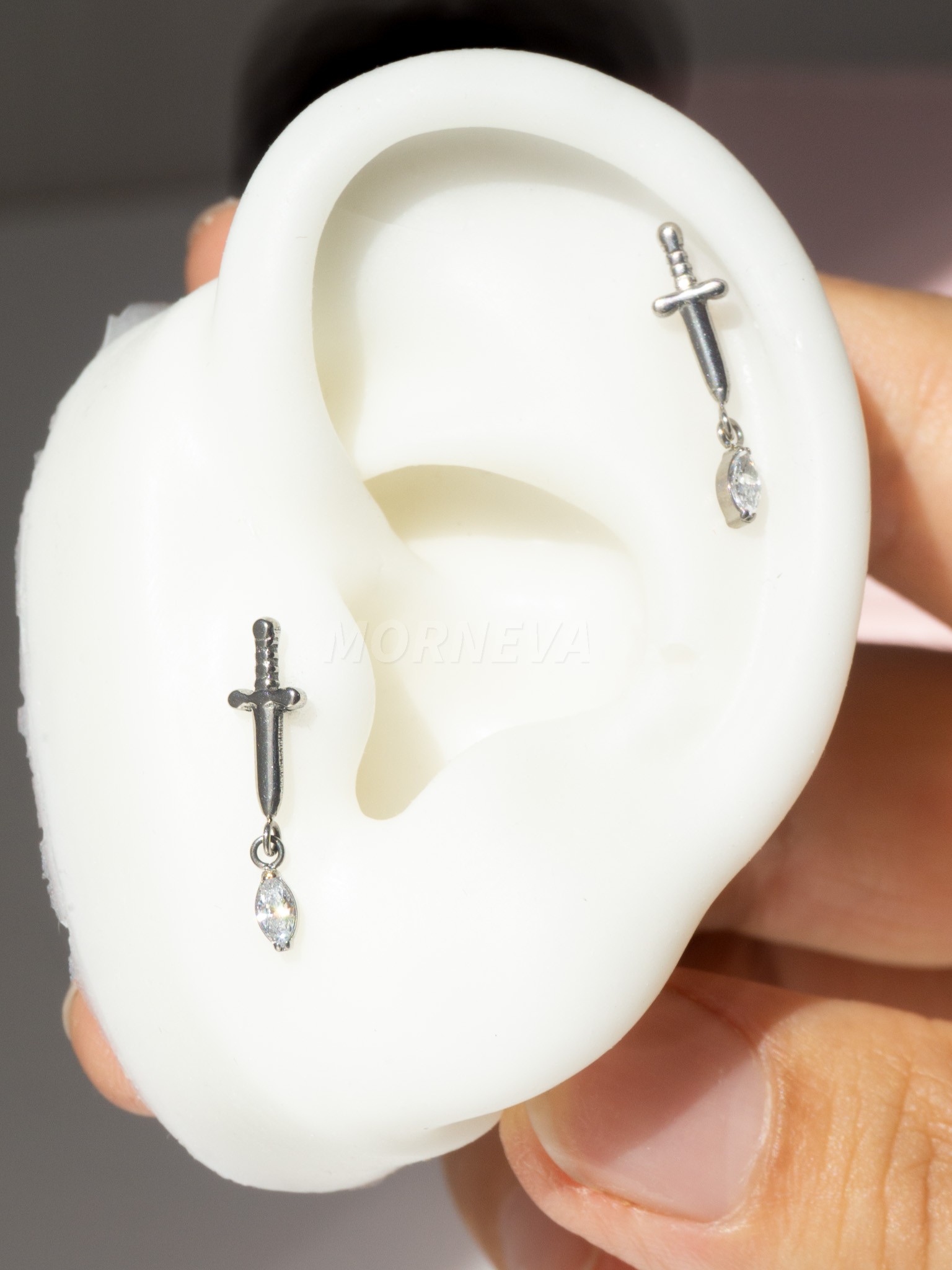 Titanyum Kristal Taş Sallantılı Kılıç Tragus Helix Kıkırdak Kulak Piercingi (1 Adet)