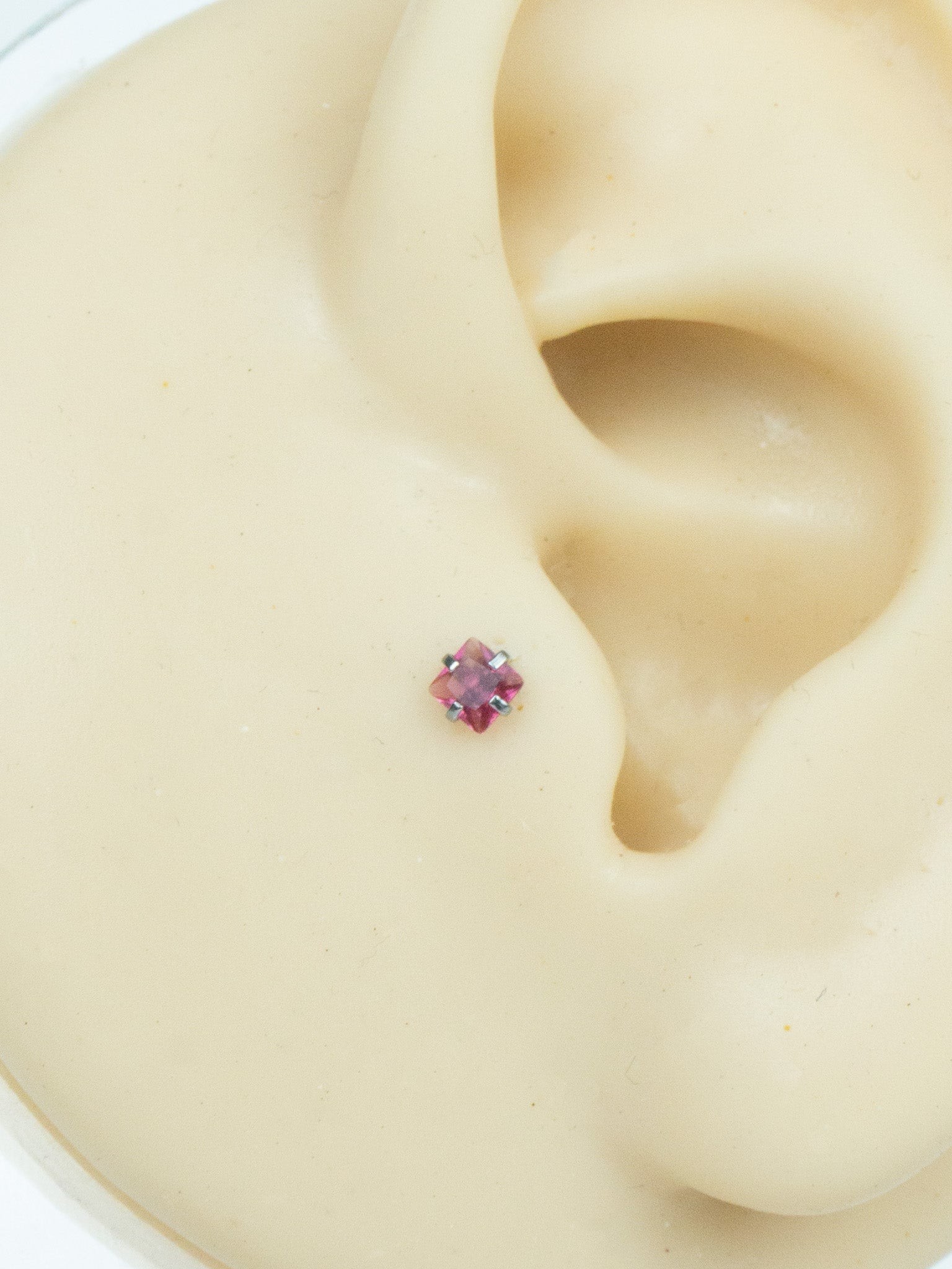 3mm Kare Kırmızı Taş Piercing Tragus