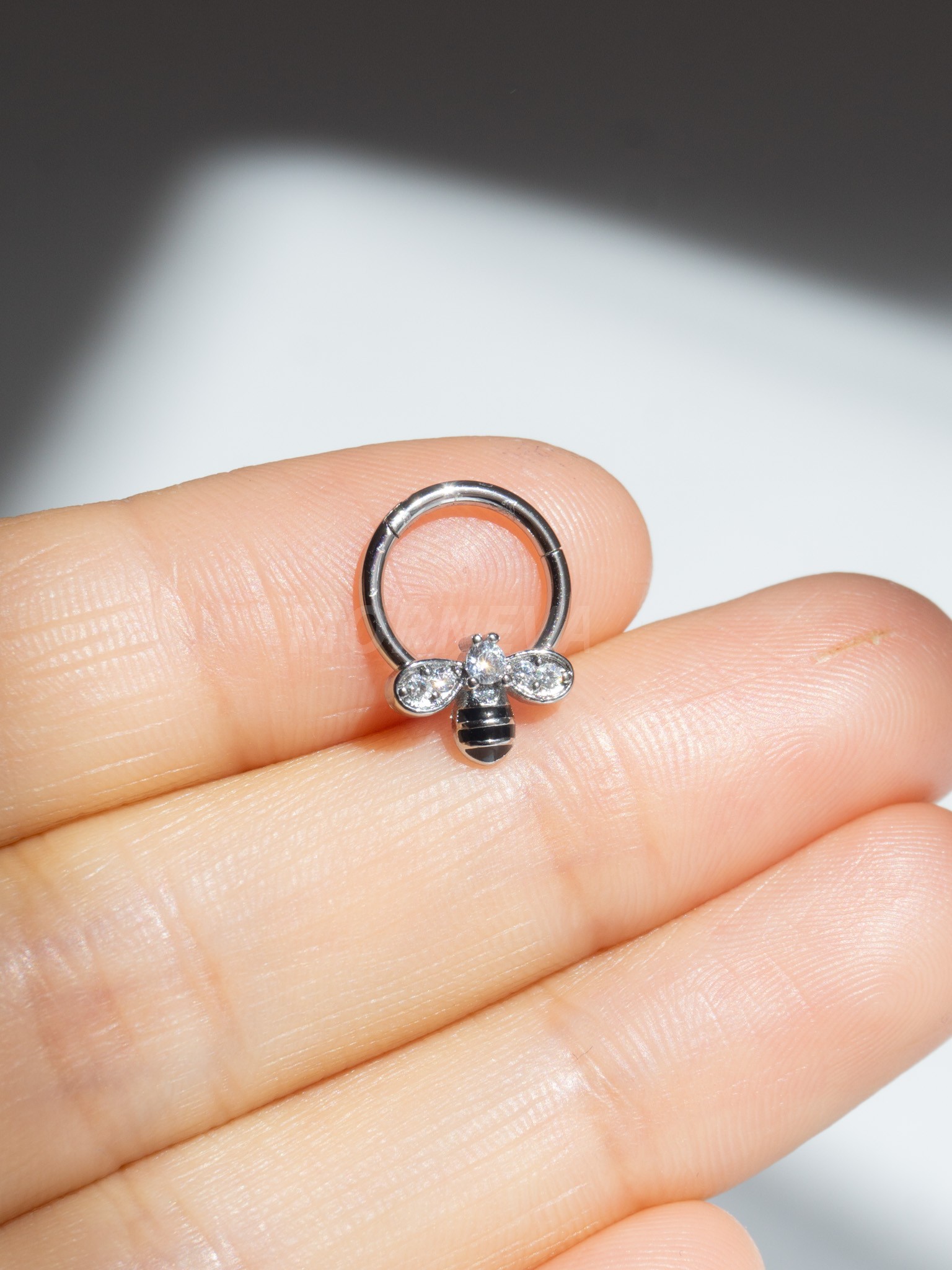 Cerrahi Çelik Arı Desenli Kilitli Halka Daith Septum Piercingi