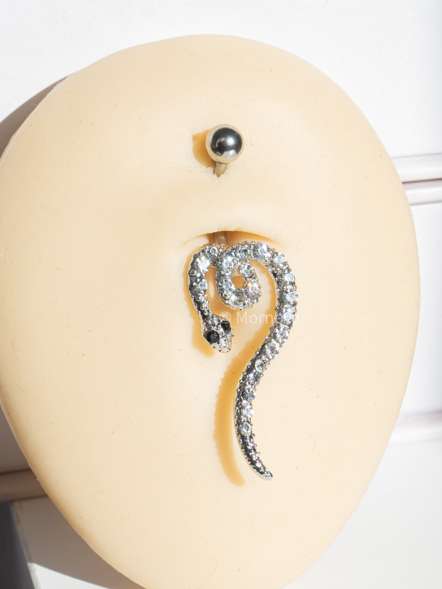 Dolanmış Taşlı Yılan Göbek Belly Piercingi