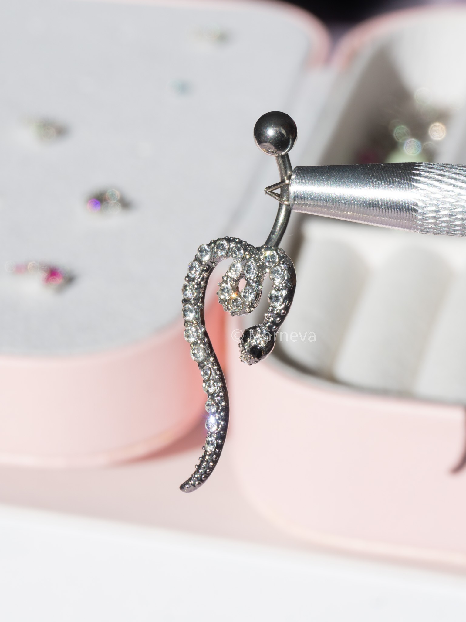 Dolanmış Taşlı Yılan Göbek Belly Piercingi