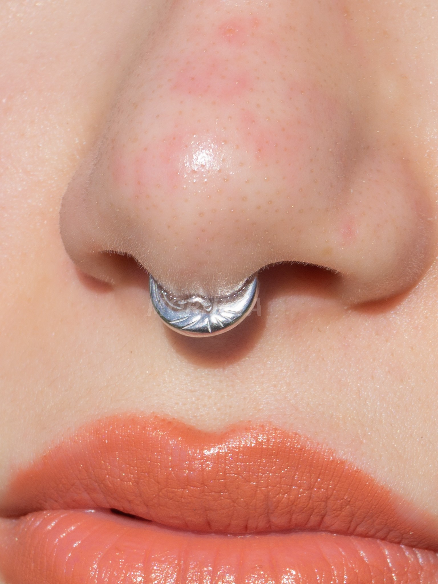 Cerrahi Çelik Çizgili Ay Yüz Kilitli Halka Septum Piercingi