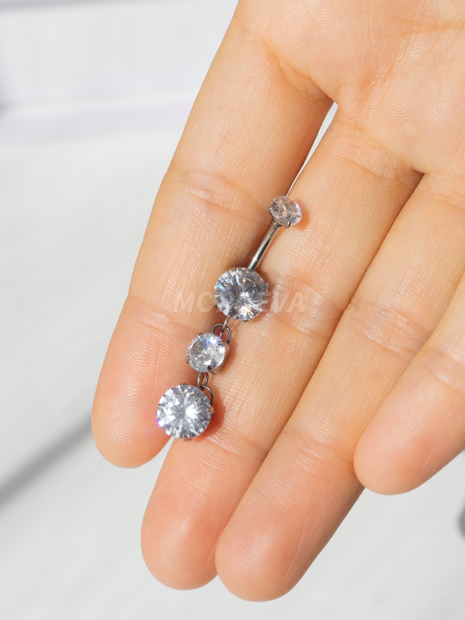 Titanyum Kristal Daire Taş Sallantılı Minimal Göbek Belly Piercingi