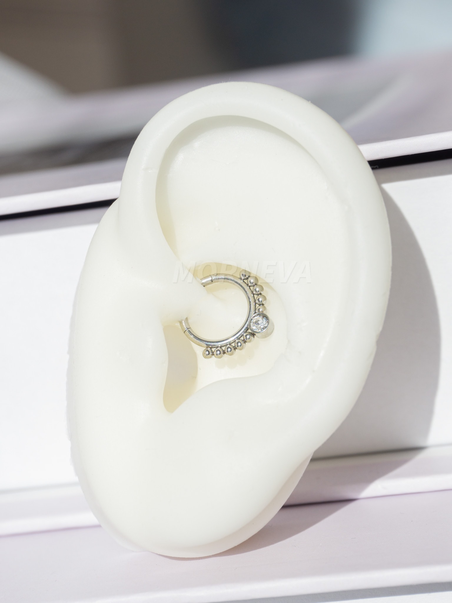 Cerrahi Çelik Ortası Taş Yanları Top Klipsli Halka Septum Daith Piercingi (1 Adet)