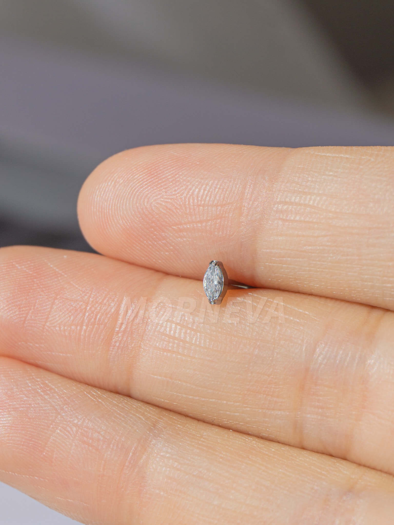 Titanyum Minik Badem Taşlı Kulak Dudak Labret Helix Conch Tragus Piercingi (1 Adet)