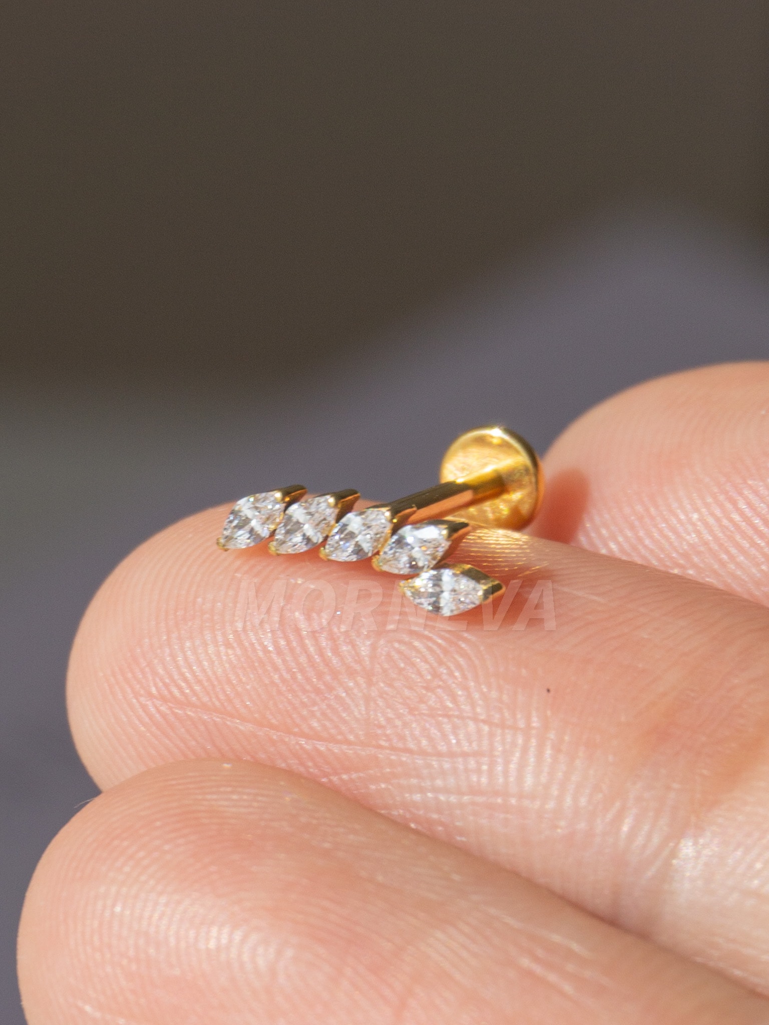 Titanyum Minimal Sıralı Badem Taşlar Kulak Tragus Helix Conch Piercingi (1 Adet) - Altın