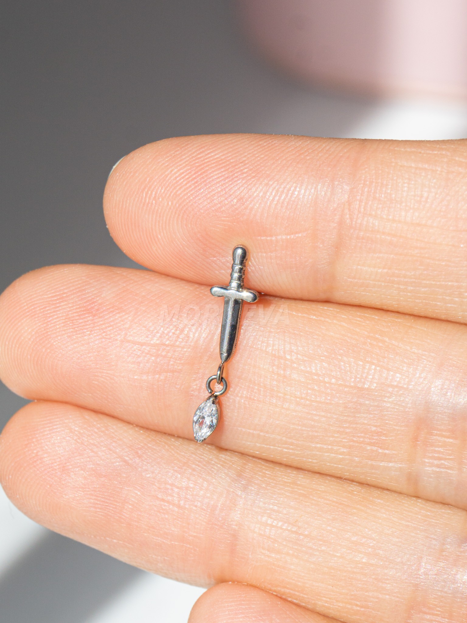 Titanyum Kristal Taş Sallantılı Kılıç Tragus Helix Kıkırdak Kulak Piercingi (1 Adet)