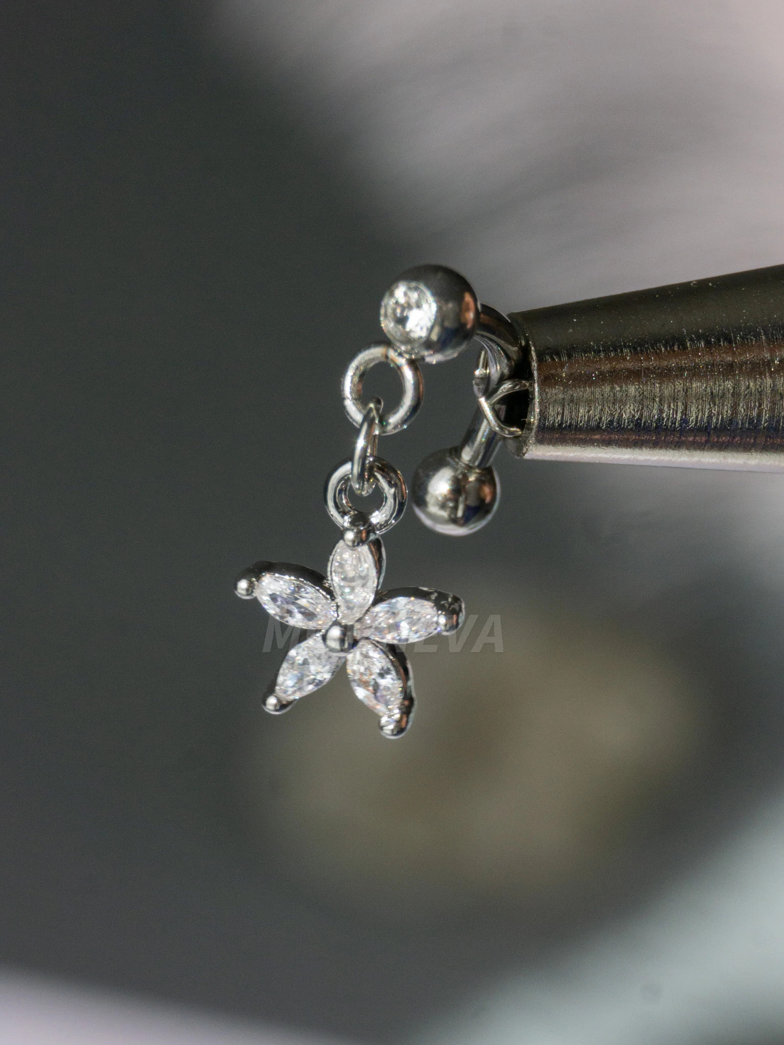 Sallantılı Çelik Rook Piercingi 8mm (1 Adet) - Çiçek