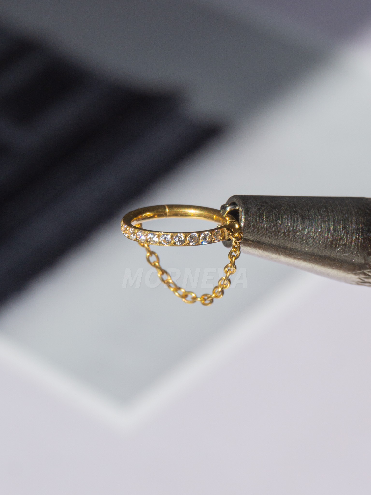 Titanyum Tam Tur Taşlı Halka Tek Sıra Zincir Sallantılı Helix Piercingi (1 Adet)