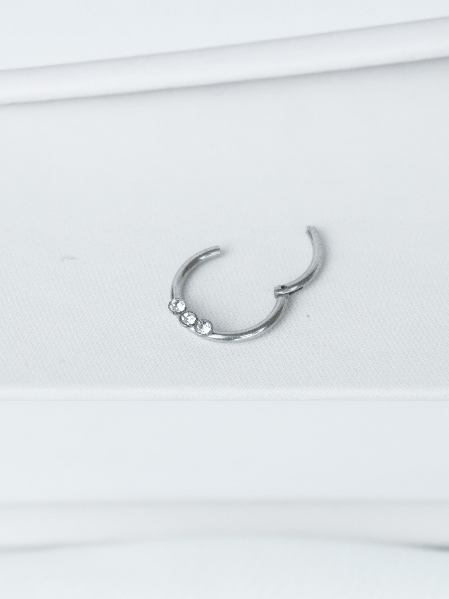 Altta 3 Taşlı Kilitli Helix Daith Halka