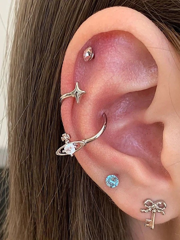 Satürn Conch Piercing
