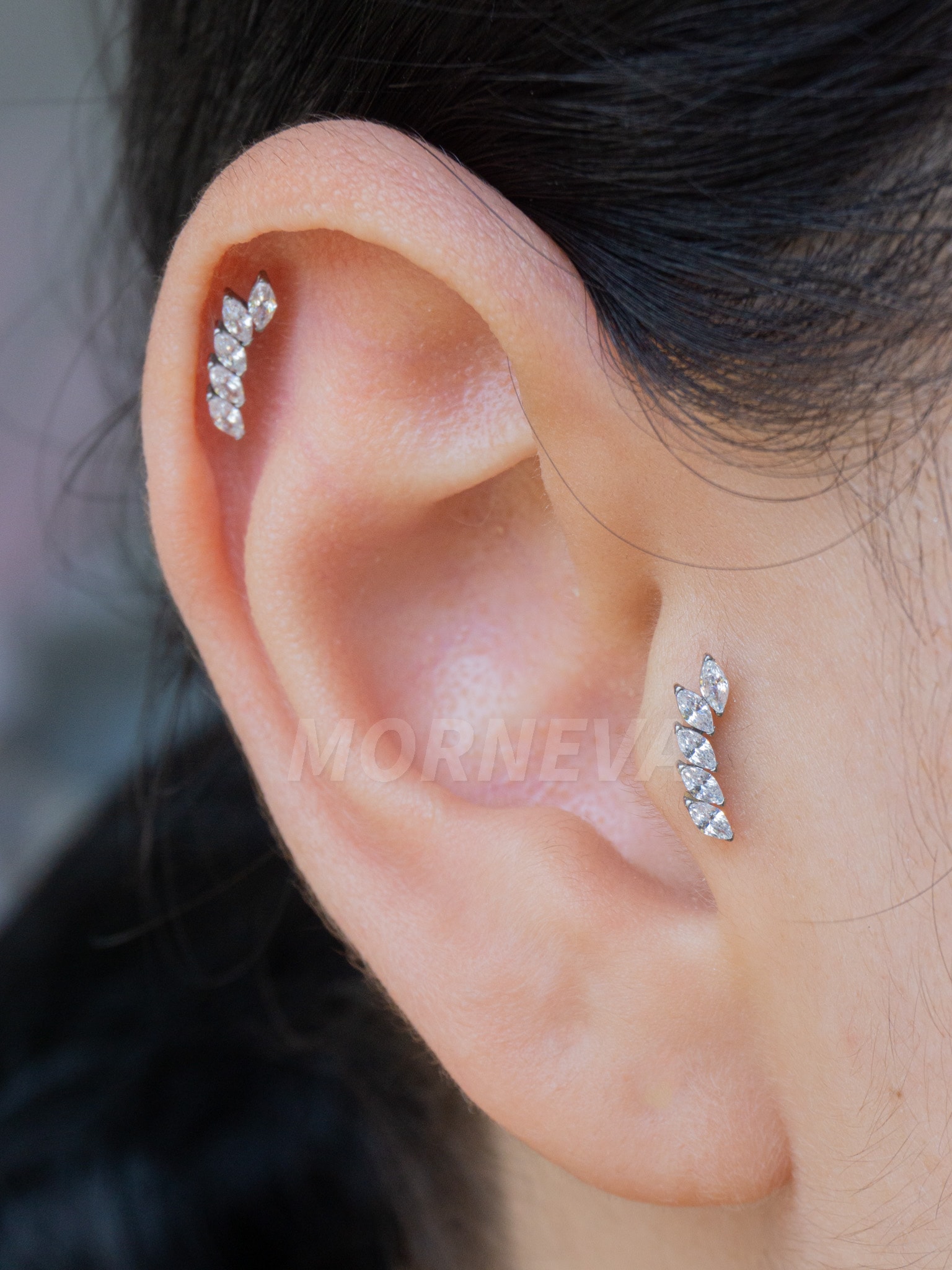 Titanyum Minimal Sıralı Badem Taşlar Kulak Tragus Helix Conch Piercingi (1 Adet) - Gümüş