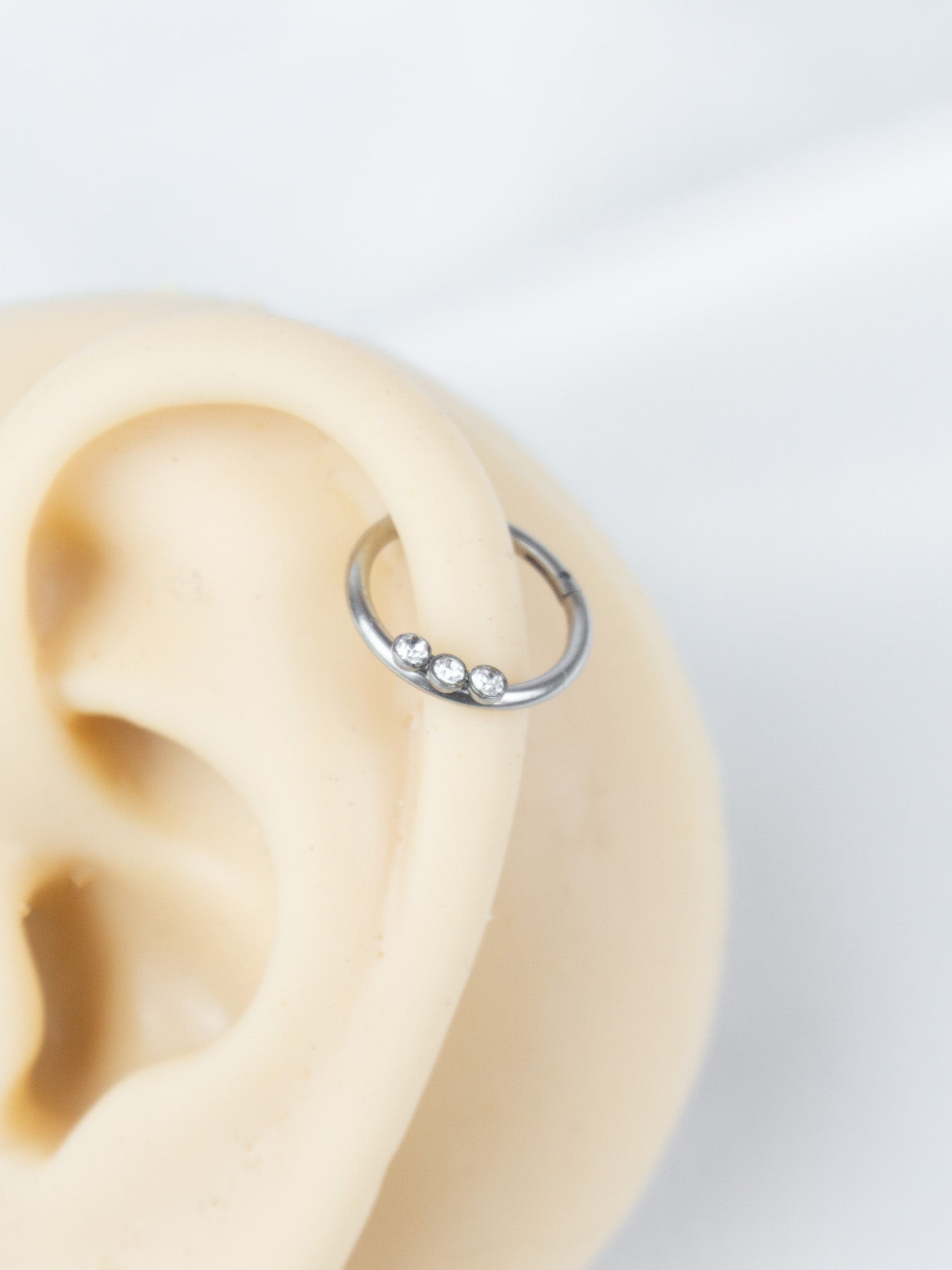 Altta 3 Taşlı Kilitli Helix Daith Halka