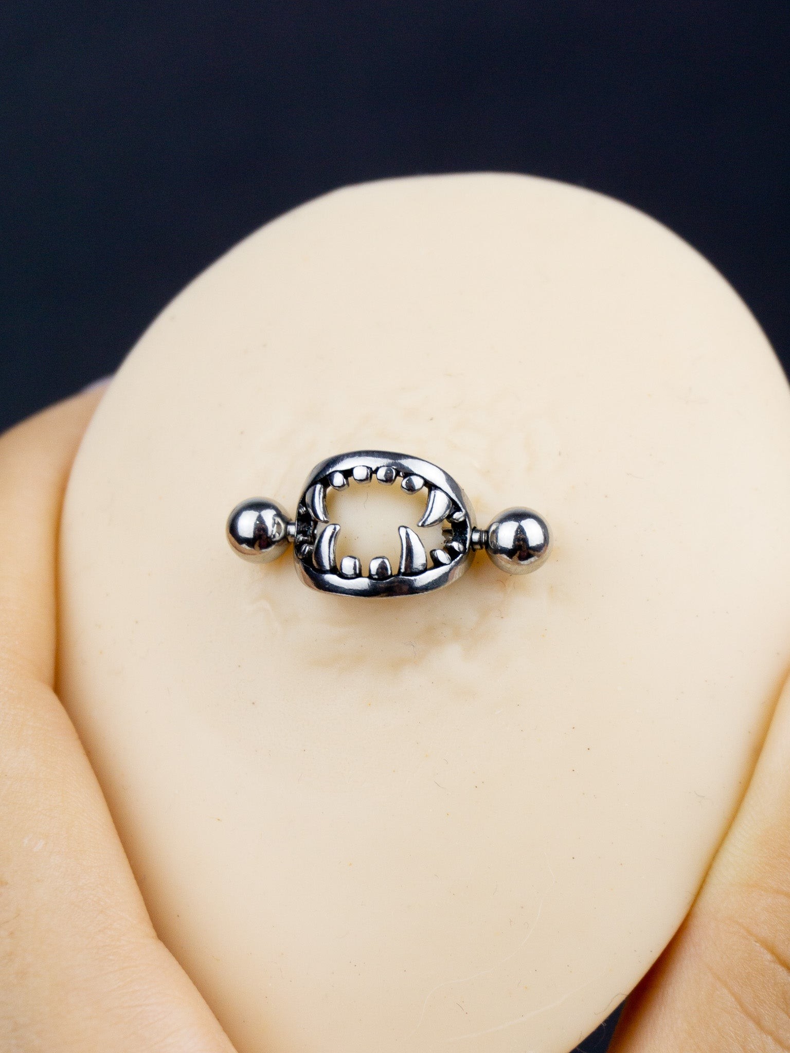 Canavar Ağzı Meme Ucu Nipple Piercing
