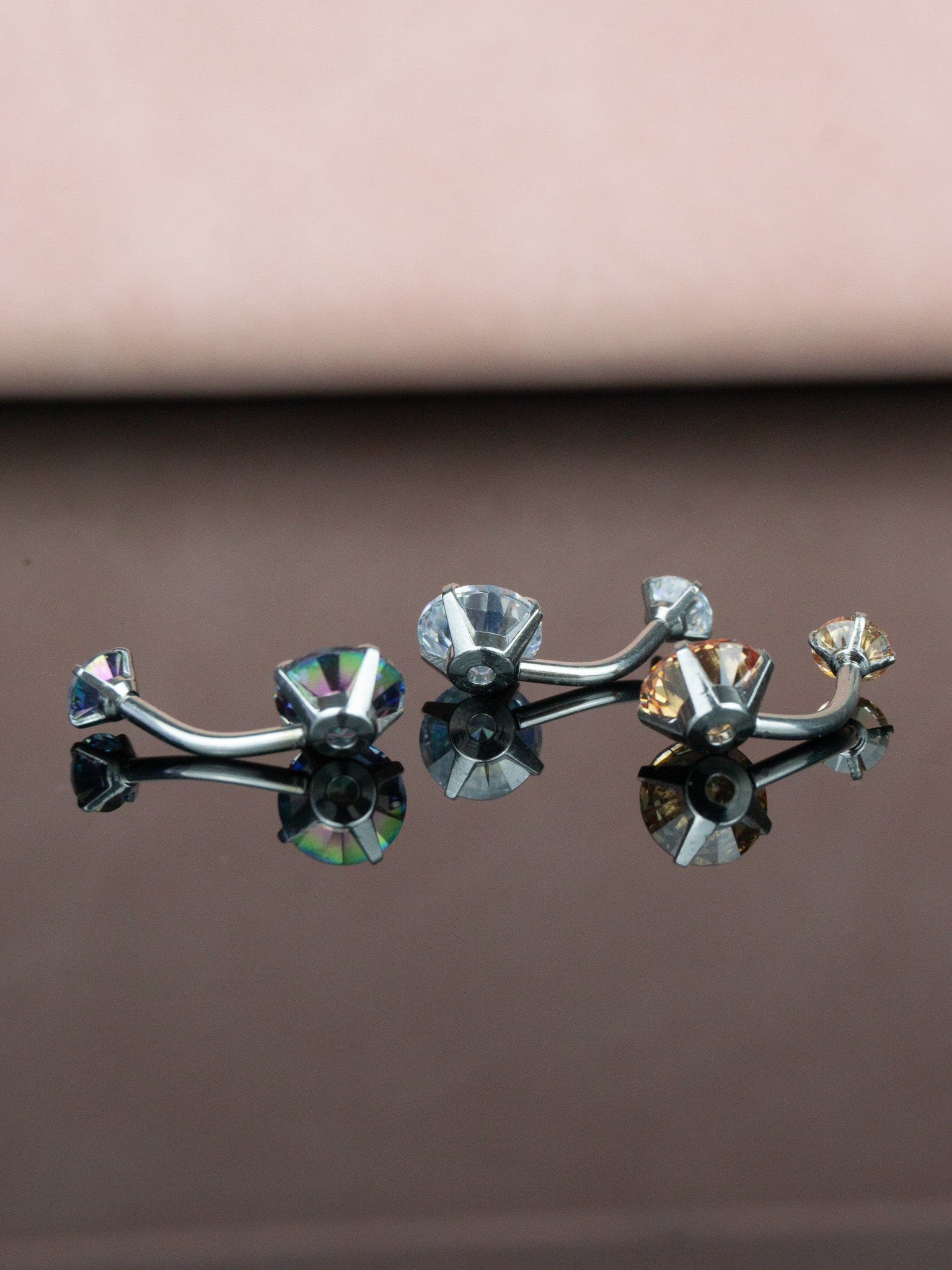 Orta Boy Daire Renkli Taş Çelik Göbek Piercing