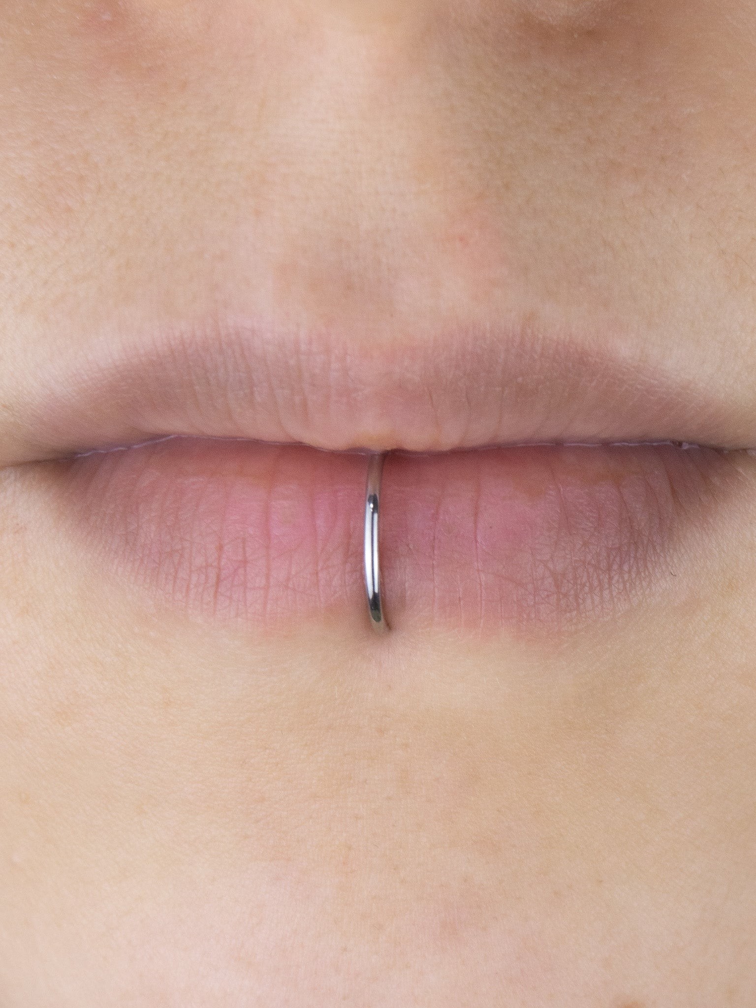 Basic Halka Dudak Sıkıştırma Sahte Piercing