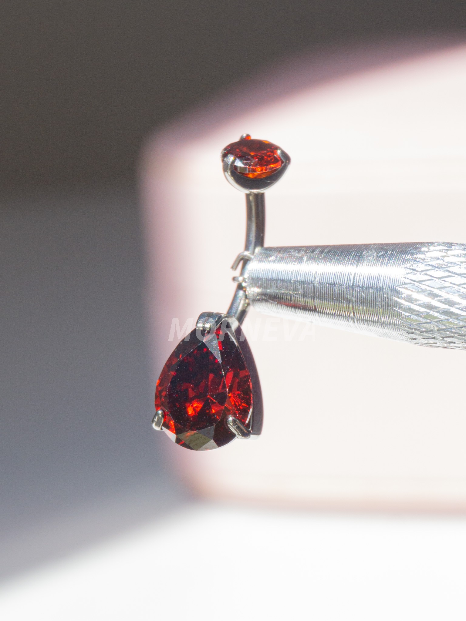 Titanyum Kristal Damla Taşlı Minimal Göbek Belly Piercingi - Kırmızı