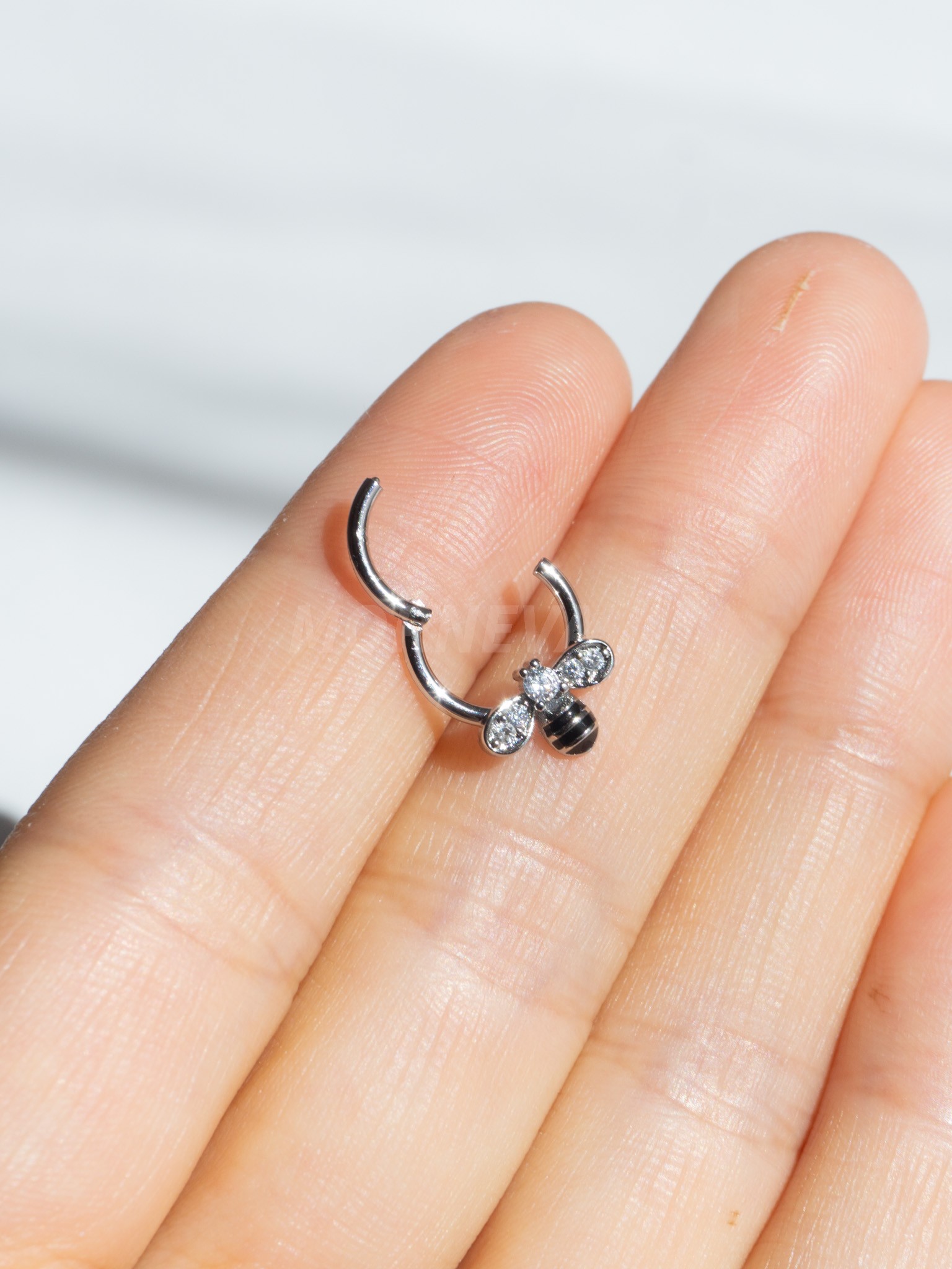 Cerrahi Çelik Arı Desenli Kilitli Halka Daith Septum Piercingi