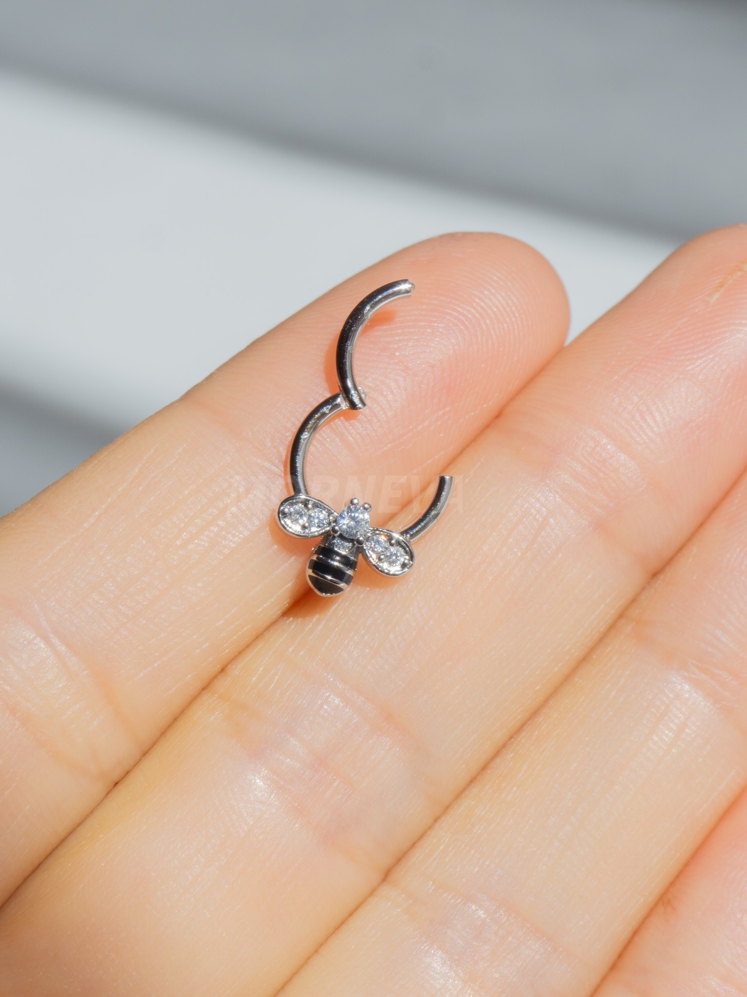 Cerrahi Çelik Arı Desenli Kilitli Halka Daith Septum Piercingi