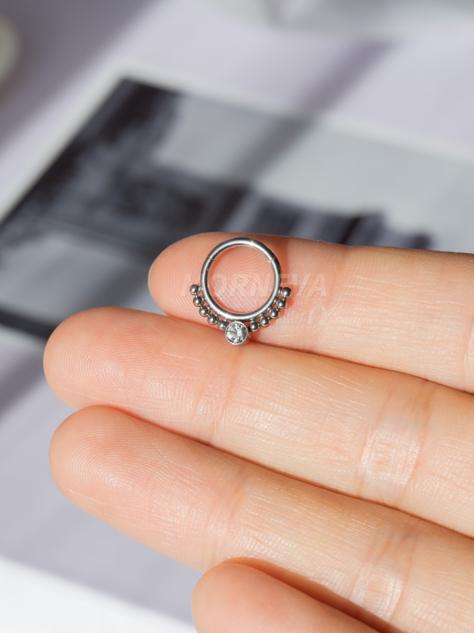 Cerrahi Çelik Ortası Taş Yanları Top Klipsli Halka Septum Daith Piercingi (1 Adet)