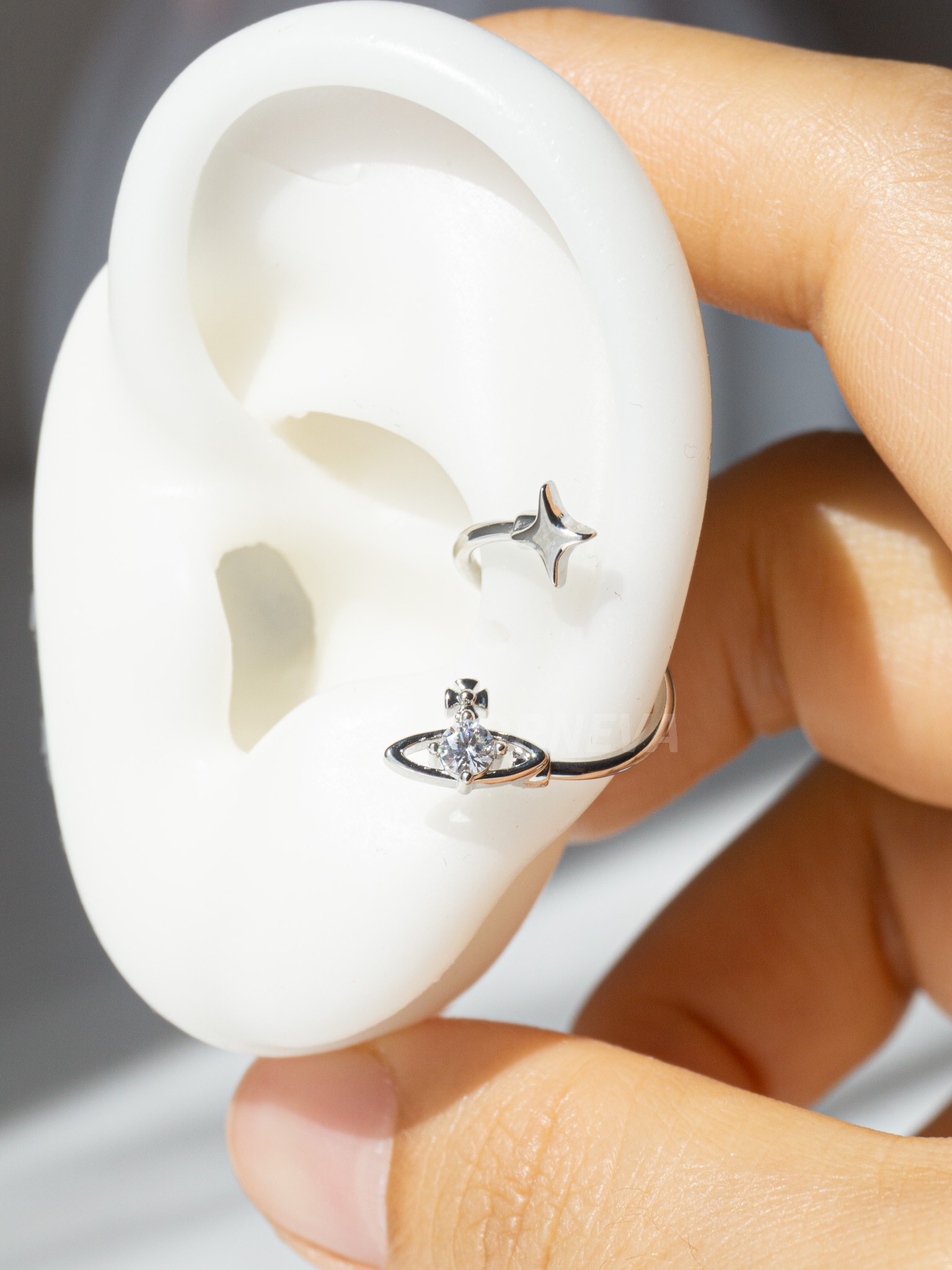 Satürn Conch Piercing