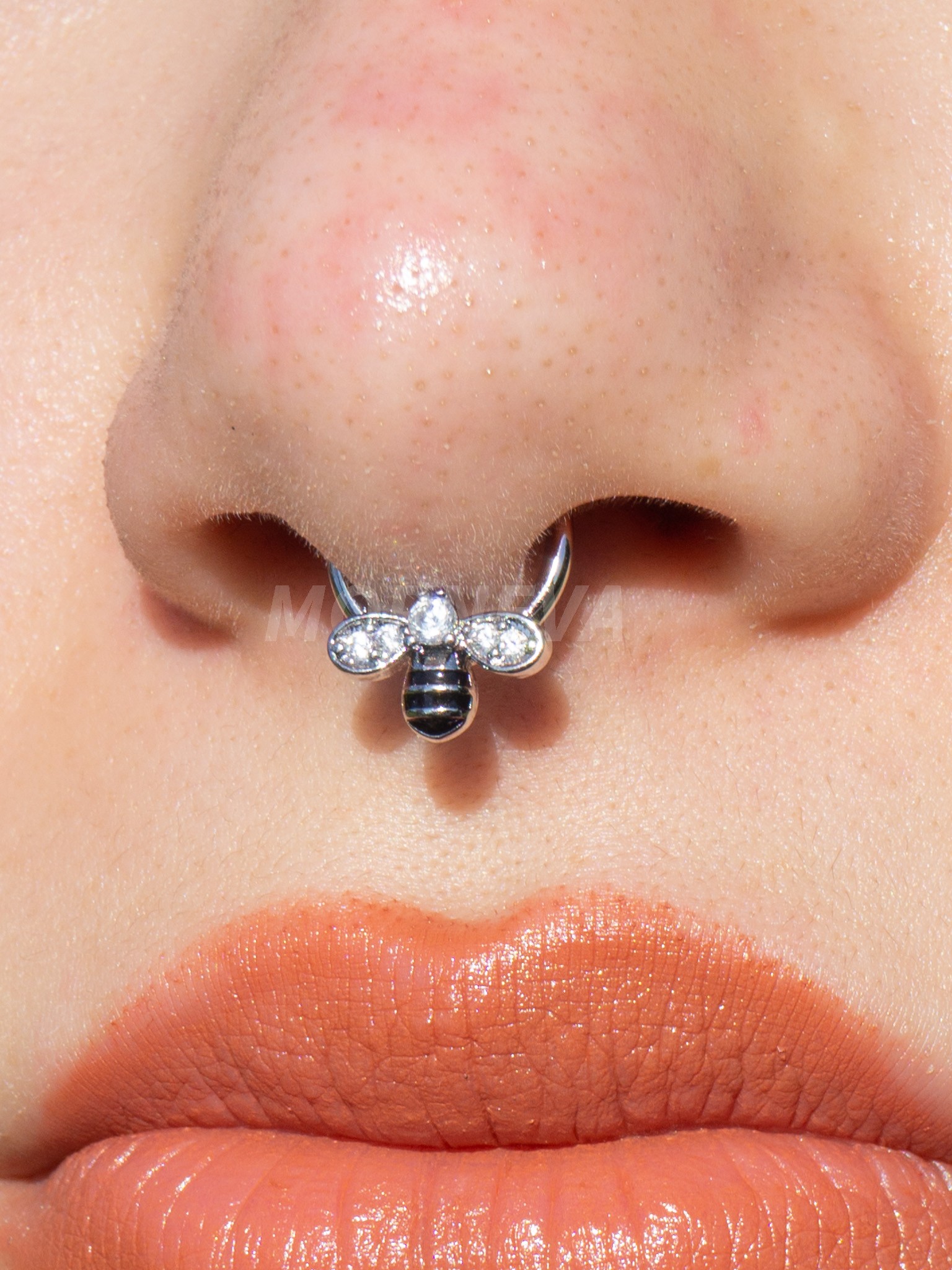 Cerrahi Çelik Arı Desenli Kilitli Halka Daith Septum Piercingi