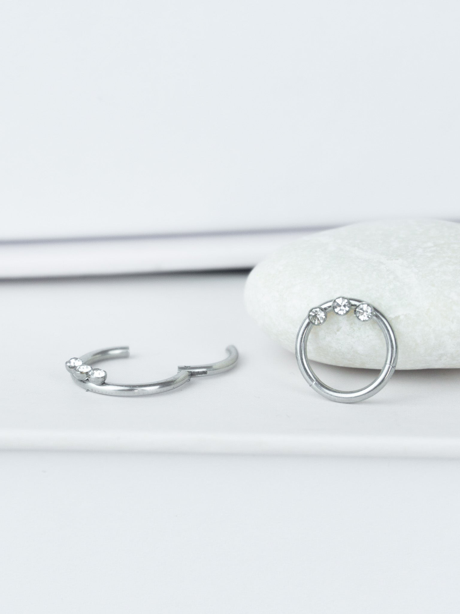 Altta 3 Taşlı Kilitli Helix Daith Halka