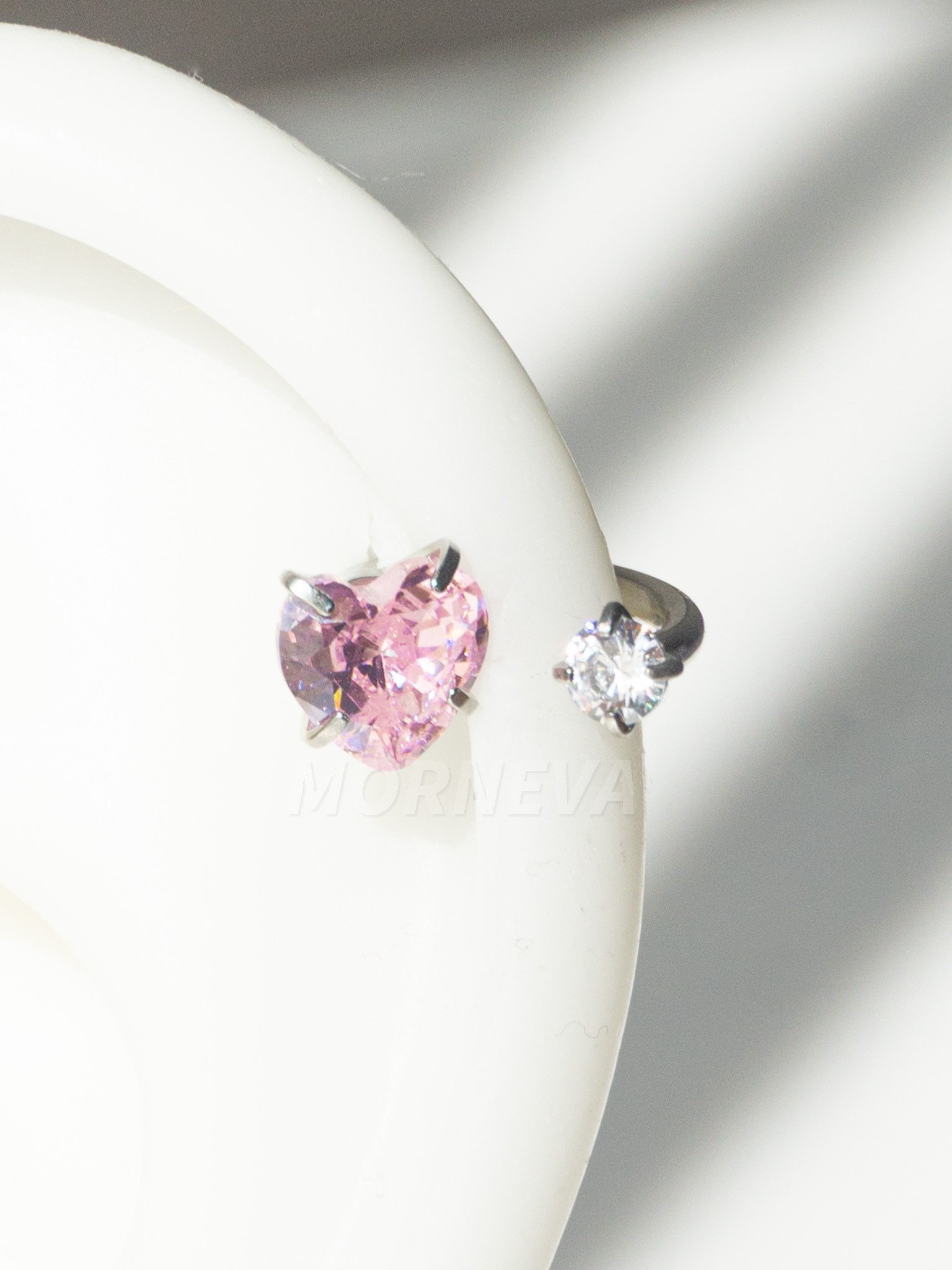 Hello Kitty Kristal Kalp Minimal Taş Çelik Helix Piercingi Küpe (1 Adet)