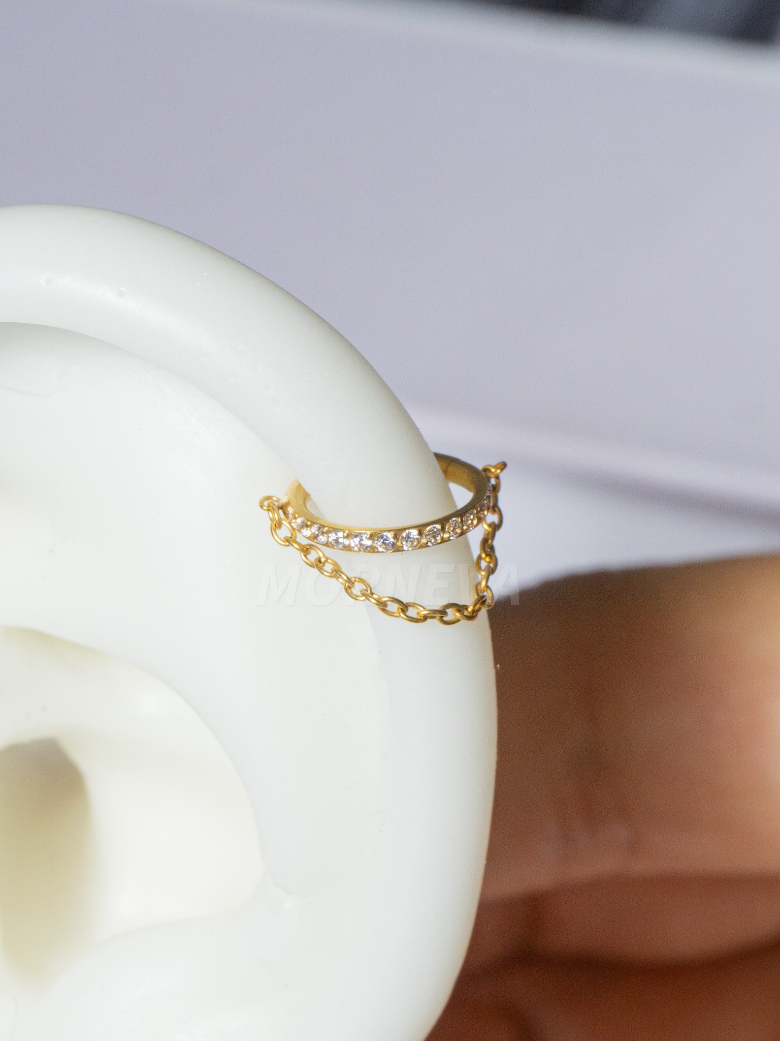 Titanyum Tam Tur Taşlı Halka Tek Sıra Zincir Sallantılı Helix Piercingi (1 Adet)