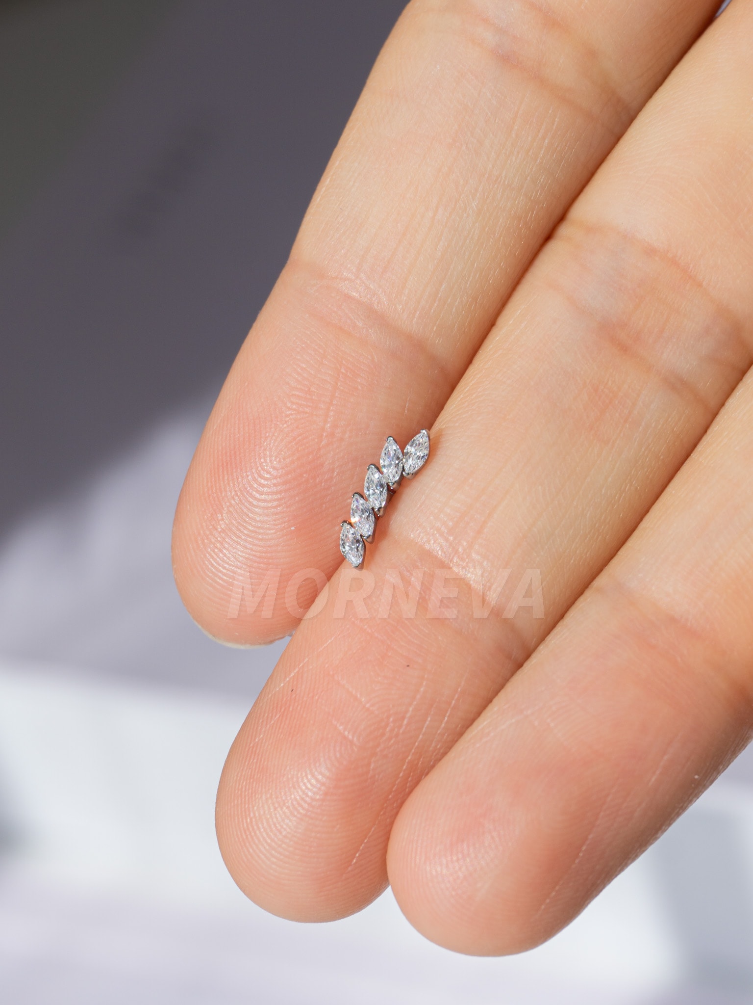 Titanyum Minimal Sıralı Badem Taşlar Kulak Tragus Helix Conch Piercingi (1 Adet) - Gümüş