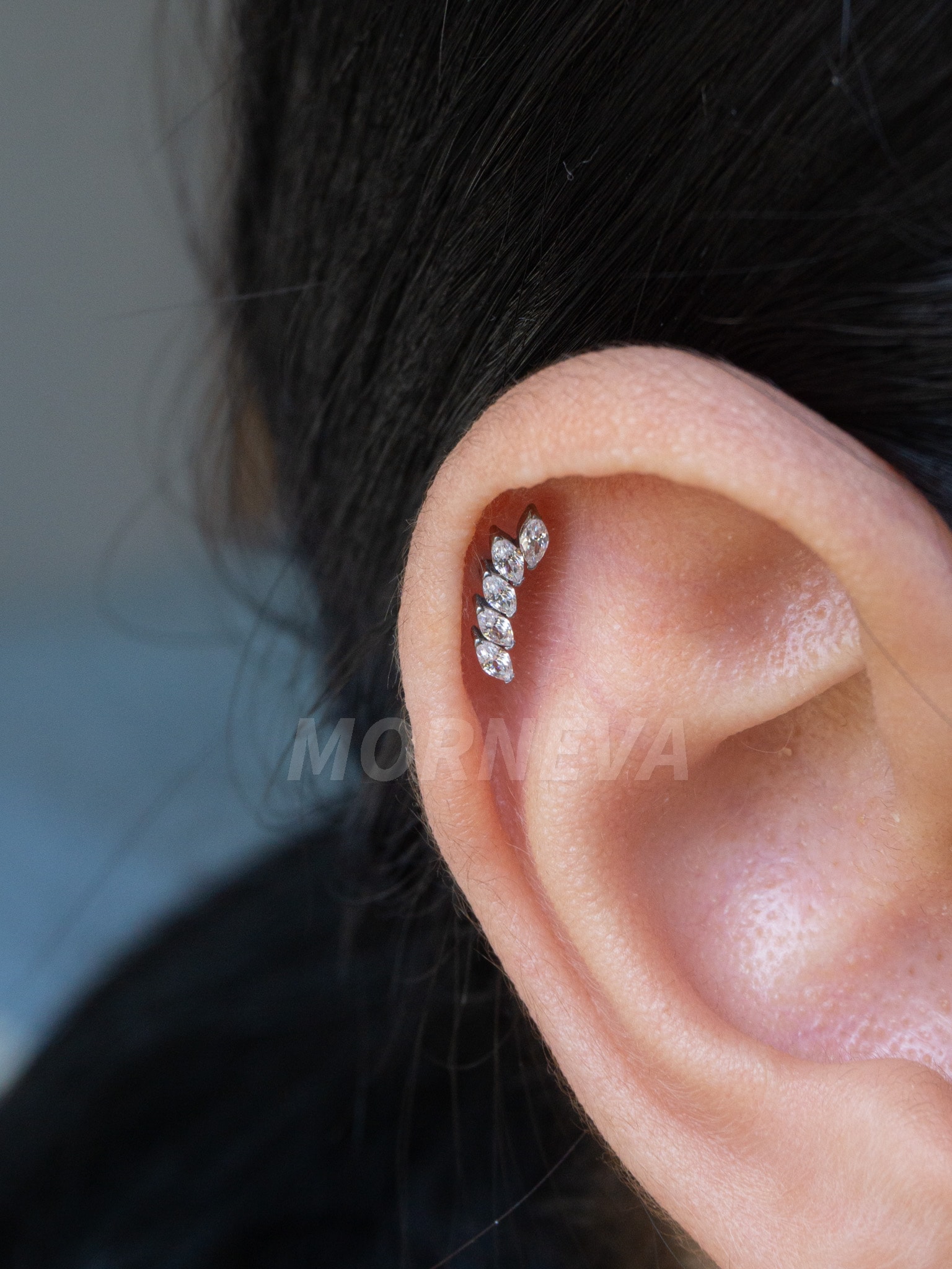 Titanyum Minimal Sıralı Badem Taşlar Kulak Tragus Helix Conch Piercingi (1 Adet) - Gümüş