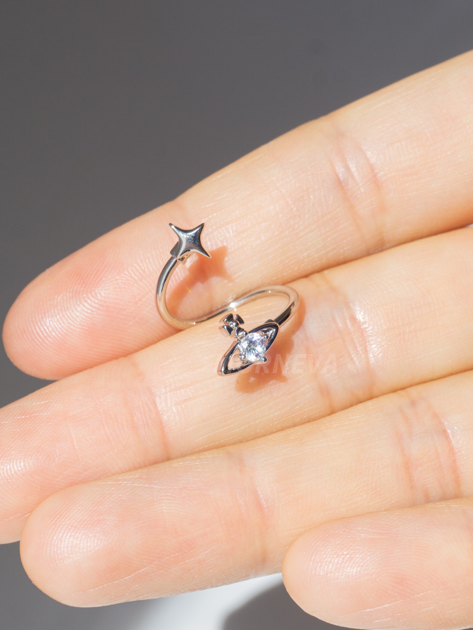 Satürn Conch Piercing