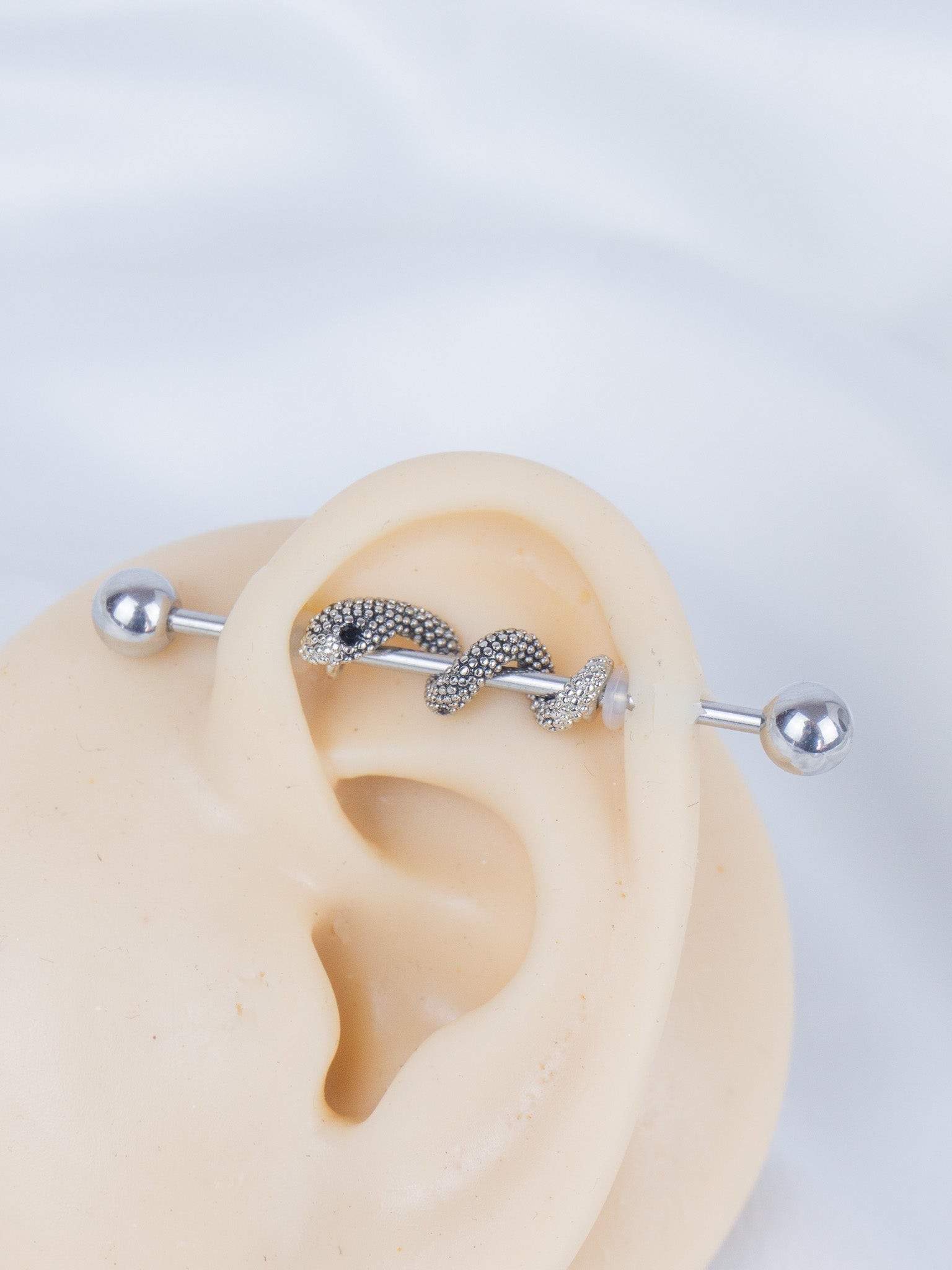 Hareketli Yılan Çelik Köprü İndustrial Piercingi