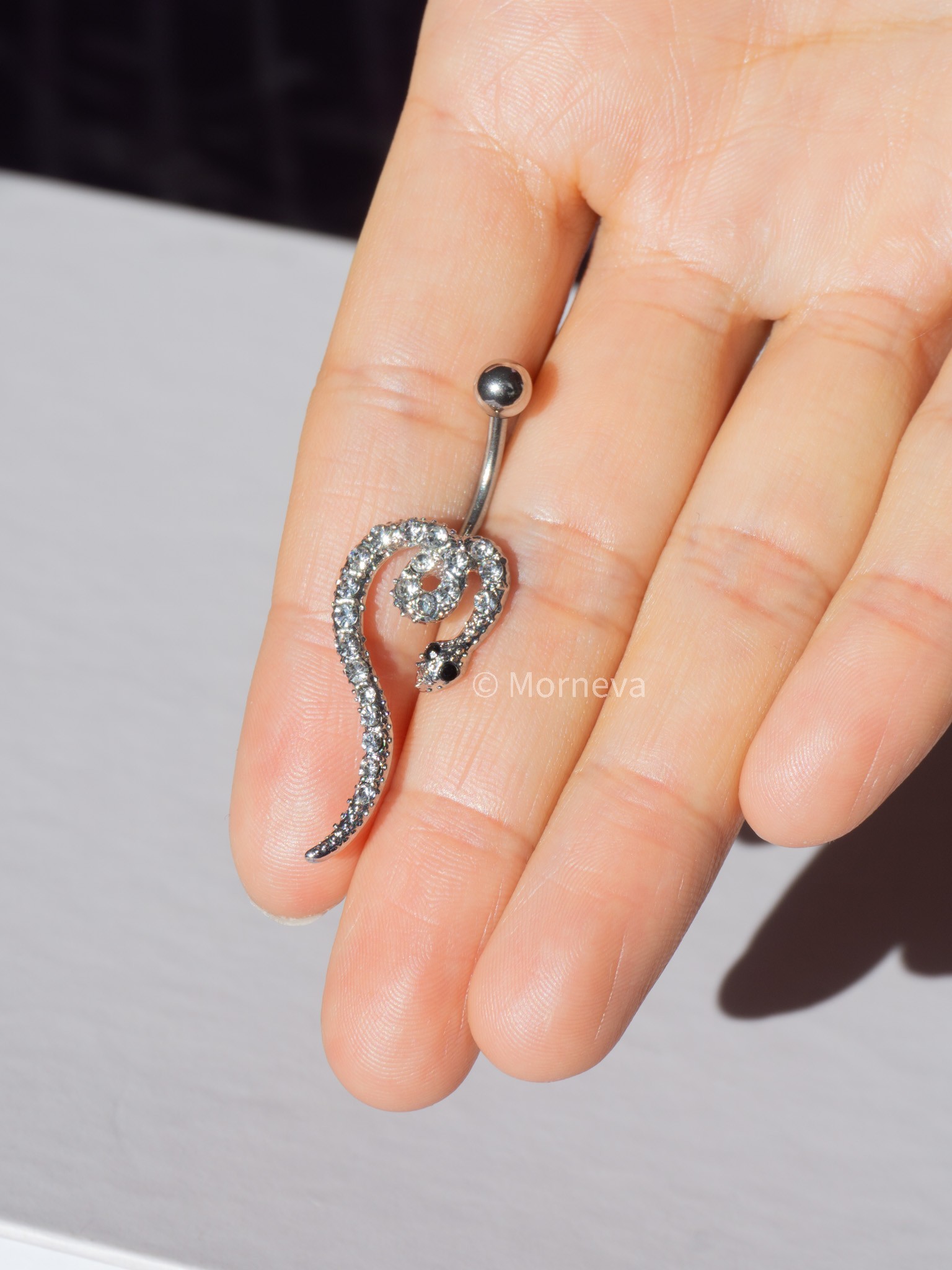 Dolanmış Taşlı Yılan Göbek Belly Piercingi