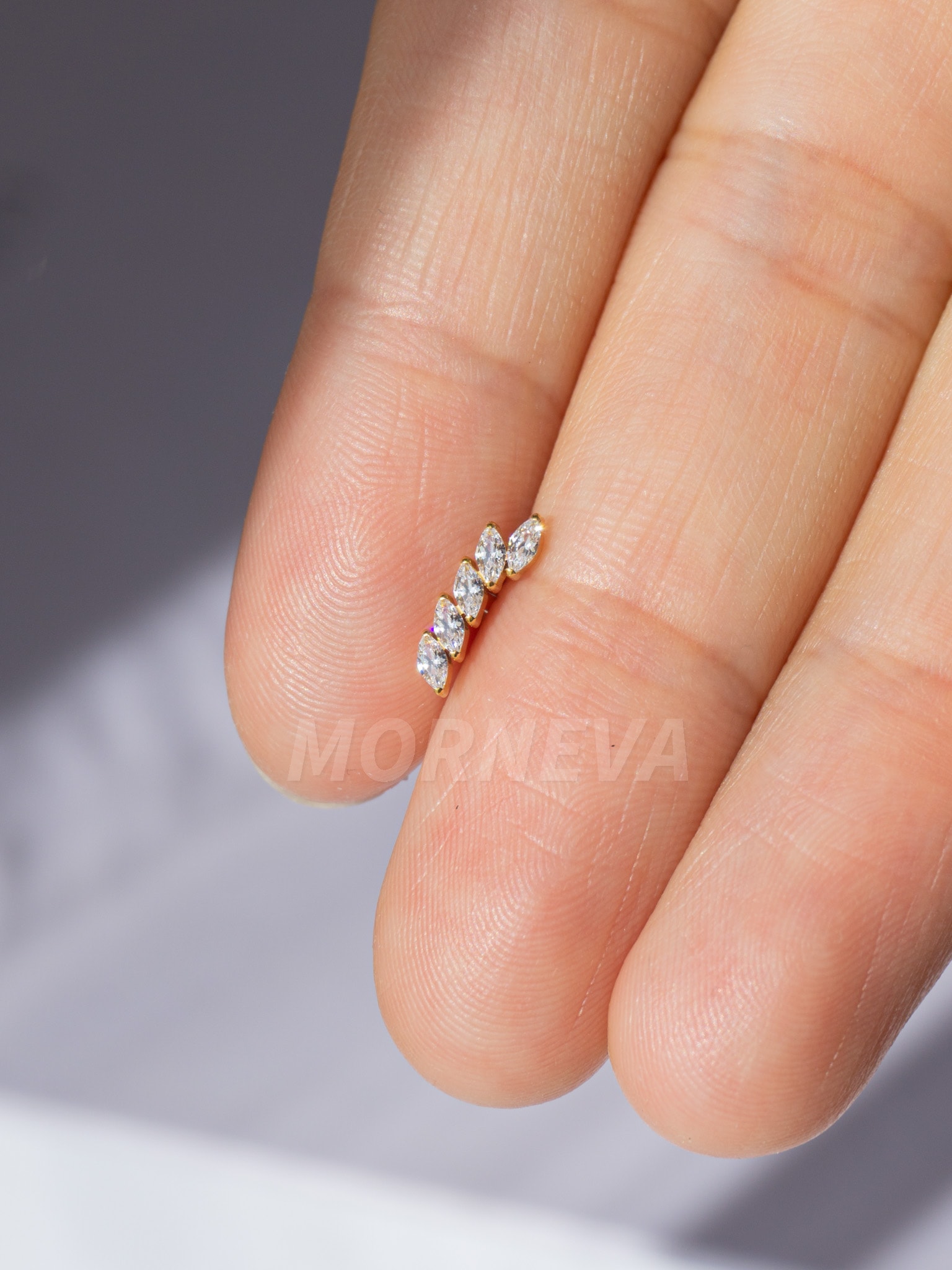 Titanyum Minimal Sıralı Badem Taşlar Kulak Tragus Helix Conch Piercingi (1 Adet) - Altın