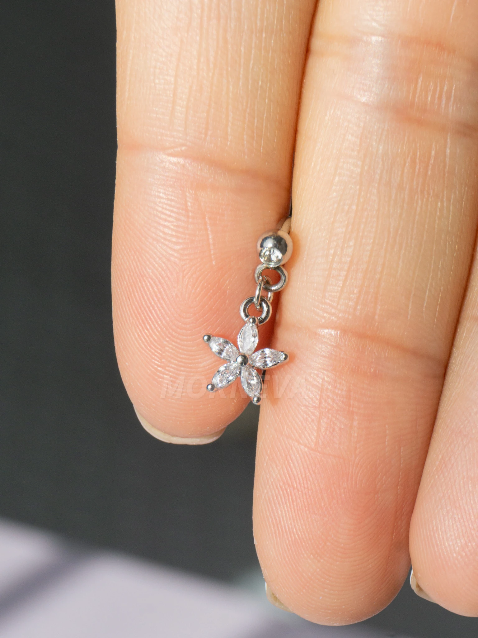 Sallantılı Çelik Rook Piercingi 8mm (1 Adet) - Çiçek