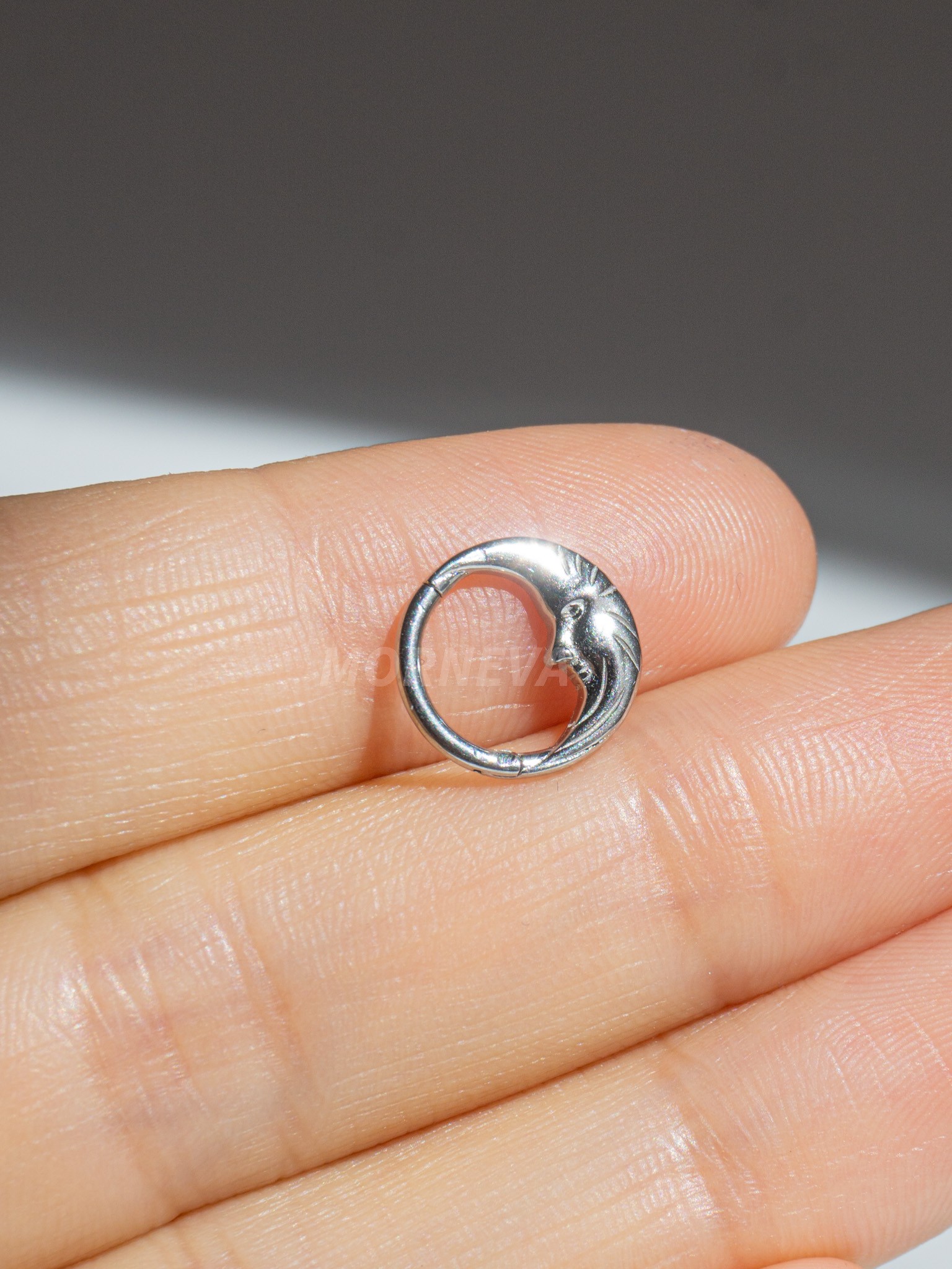 Cerrahi Çelik Çizgili Ay Yüz Kilitli Halka Septum Piercingi