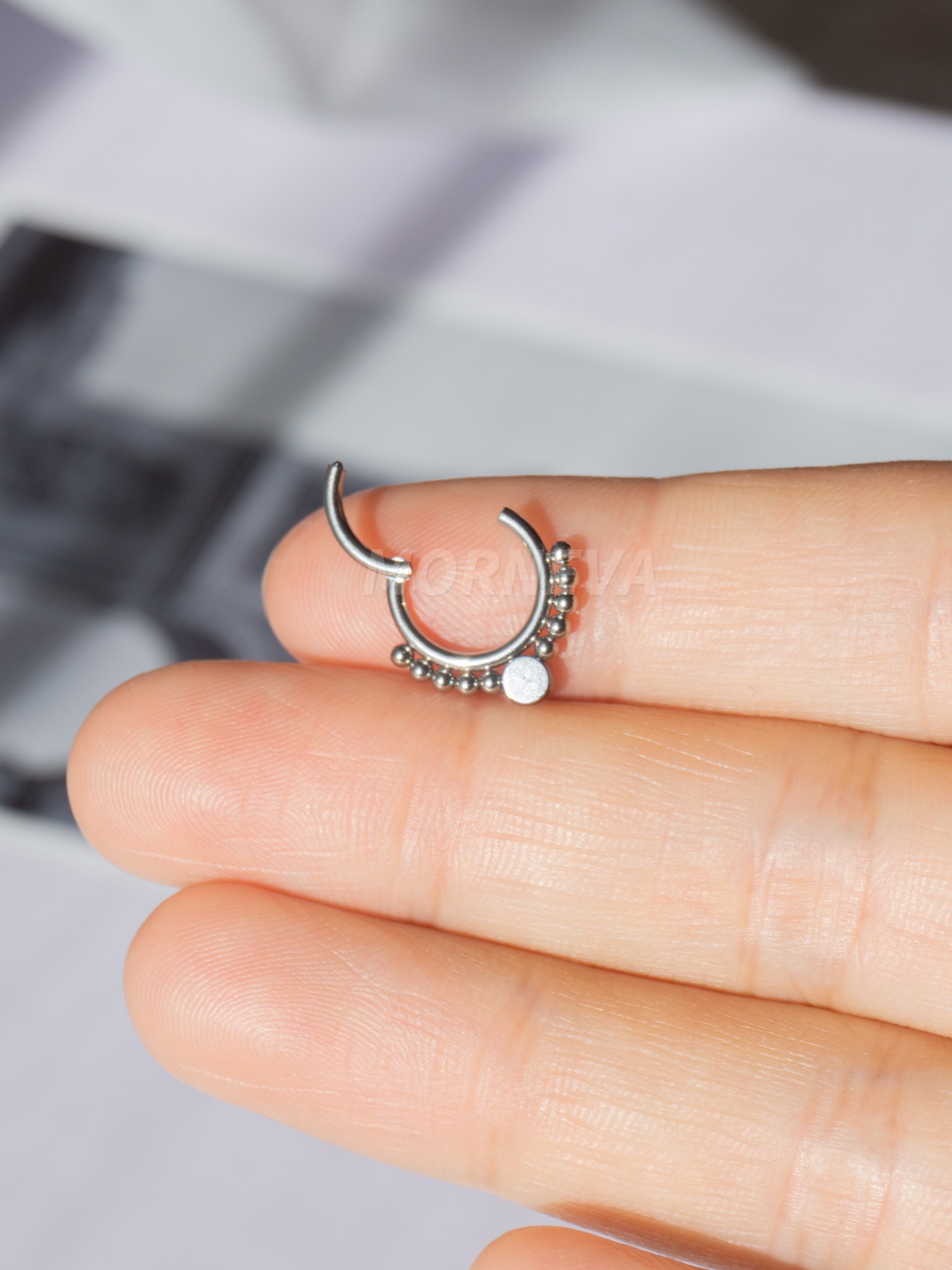 Cerrahi Çelik Ortası Taş Yanları Top Klipsli Halka Septum Daith Piercingi (1 Adet)