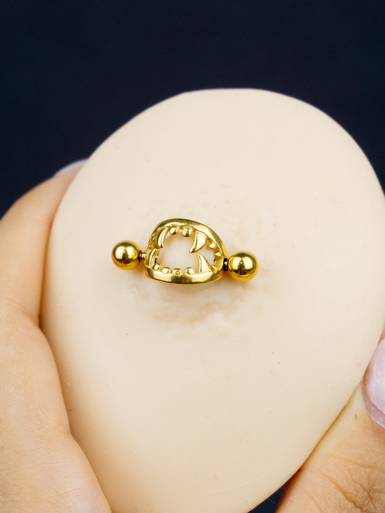 Canavar Ağzı Meme Ucu Nipple Piercing