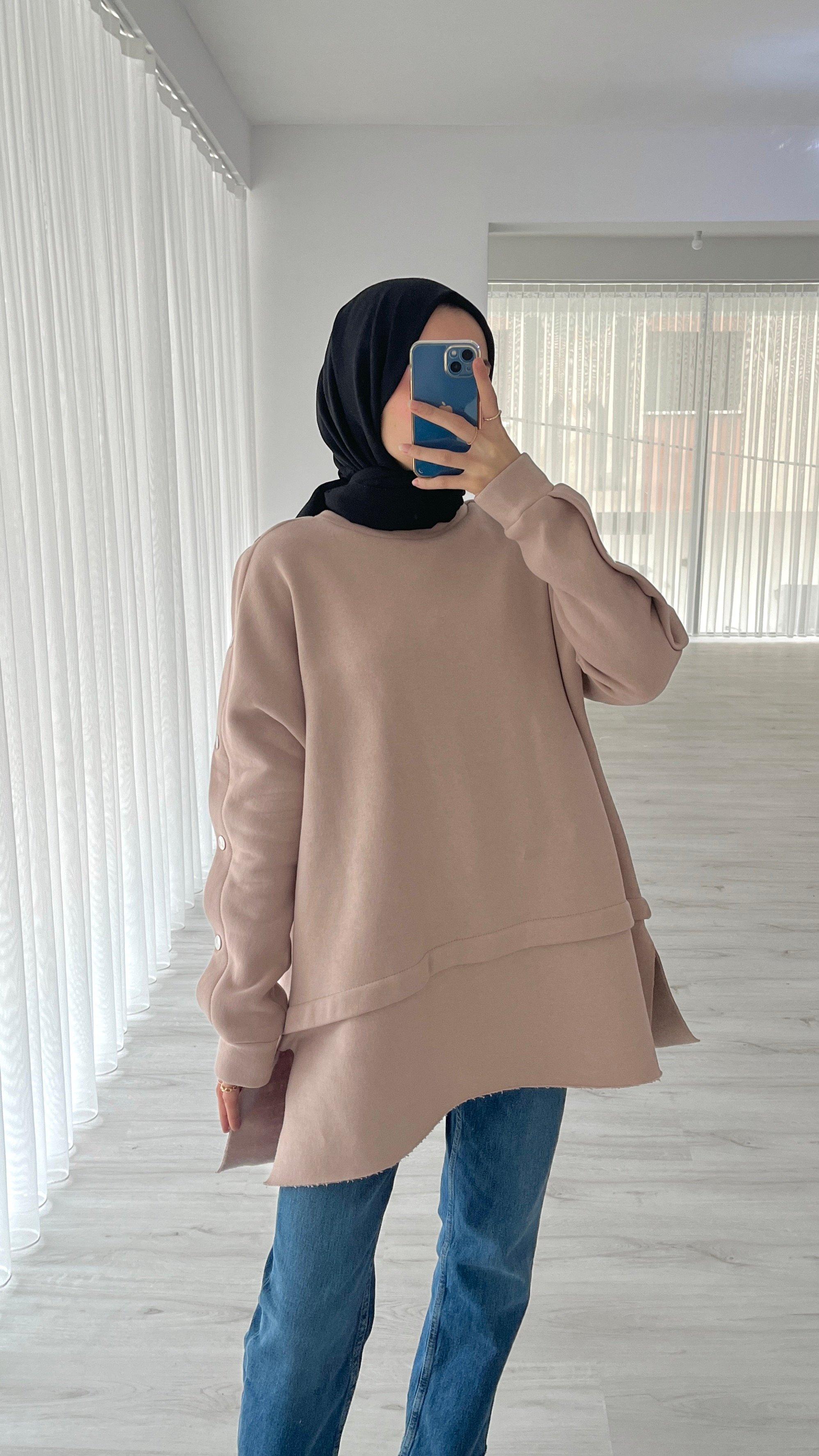 KOLLARI DÜĞME DETAYLI SWEATSHIRT - TAŞ