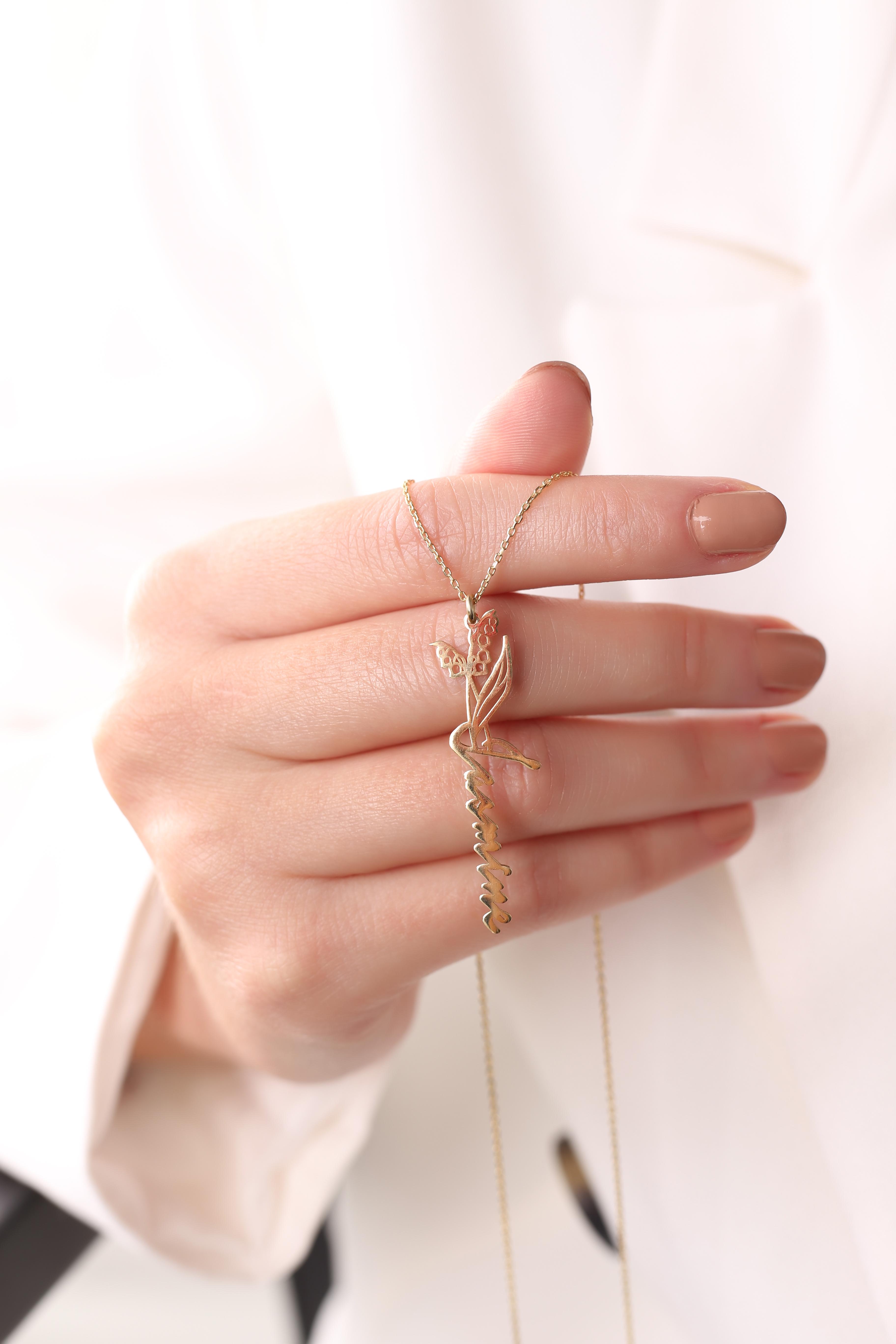 Collier de fleurs de naissance en argent avec le nom de mai - Or